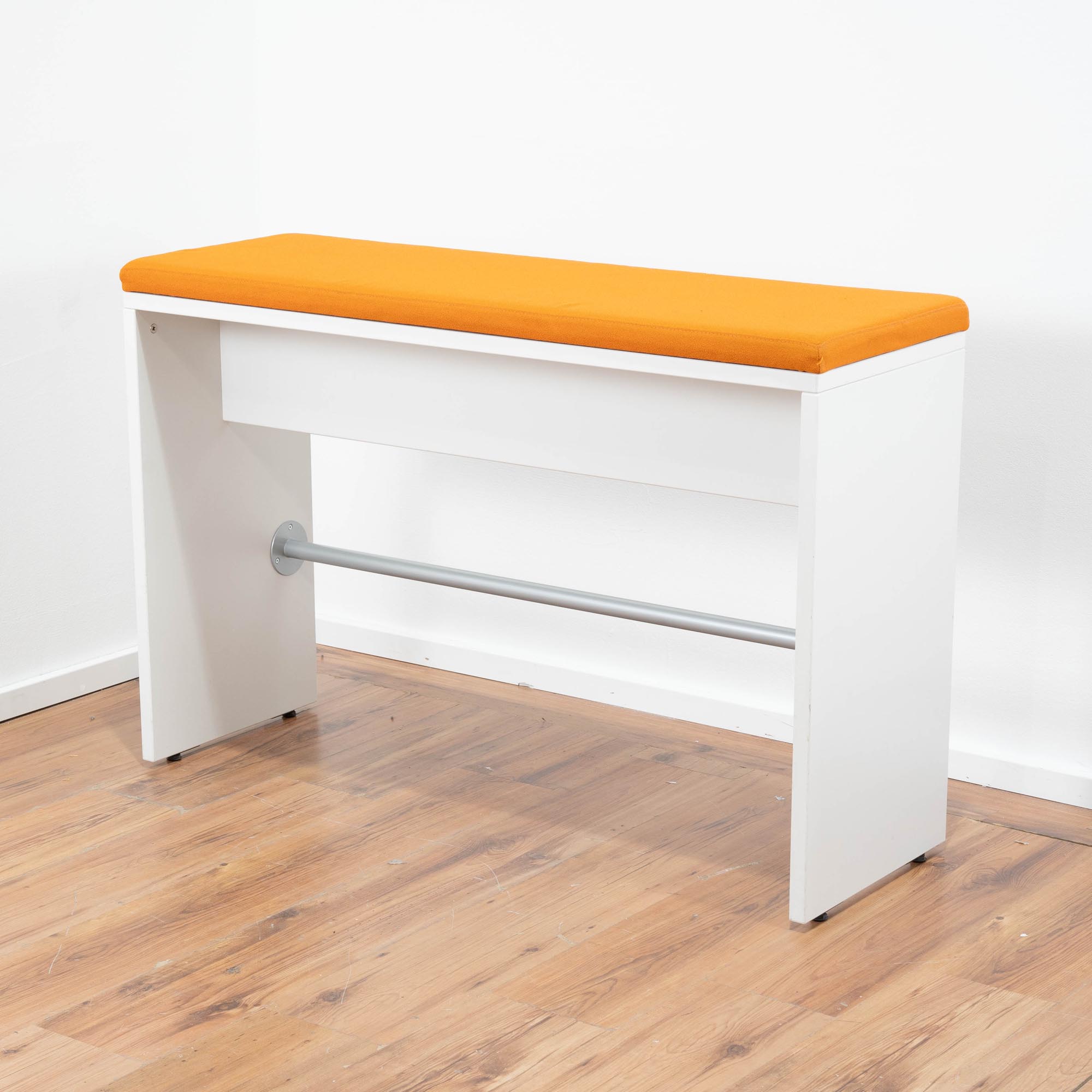 König & Neurath Sitzbank Gestell weiß - Metallstrebe - Sitzpolster Stoff orange - Maße: 120 x 80 x 40 cm 