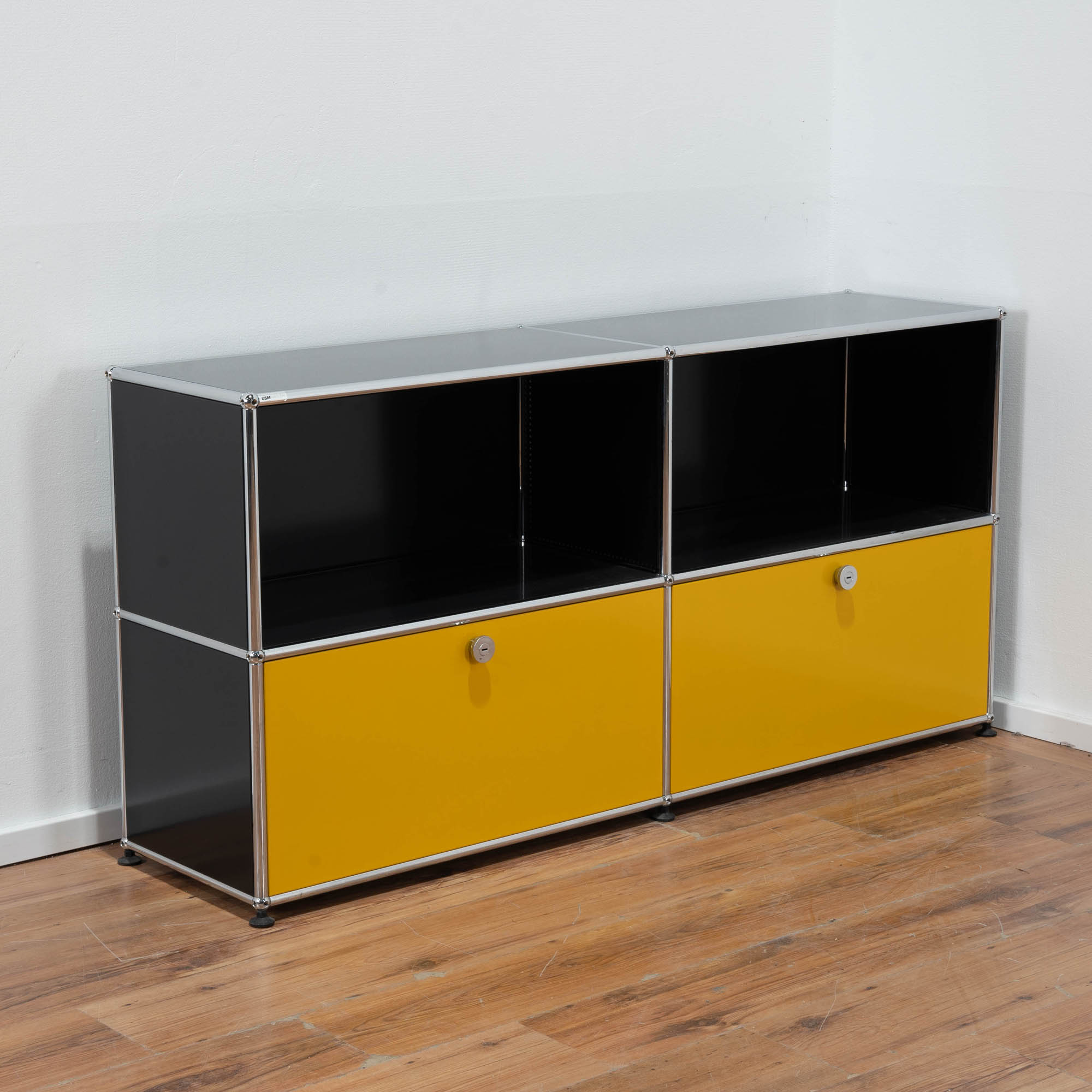 USM Haller Sideboard 2OH schwarz/gelb - 4 Felder - 2 Klappen - Maße: 150 x 70 x 35 cm 