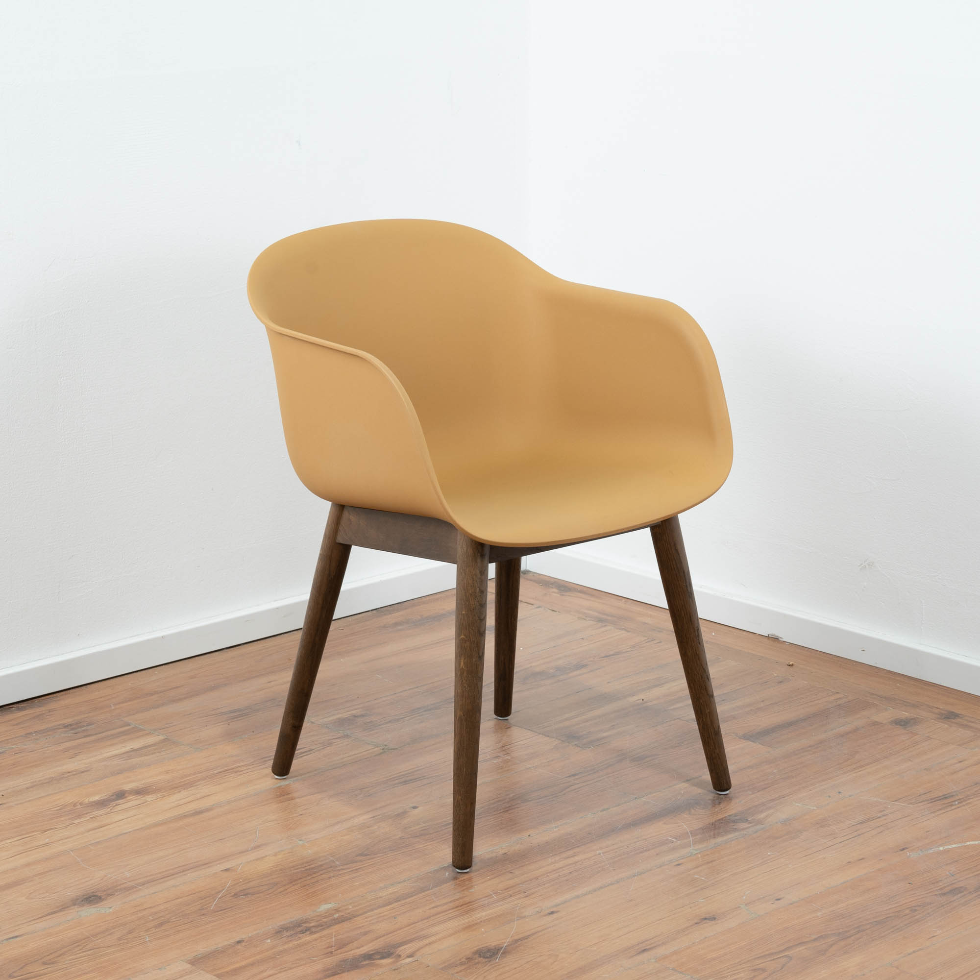 Muuto Besucherstuhl "FIBER ARMCHAIR WOOD" Schalensitz Kunststoff beige 