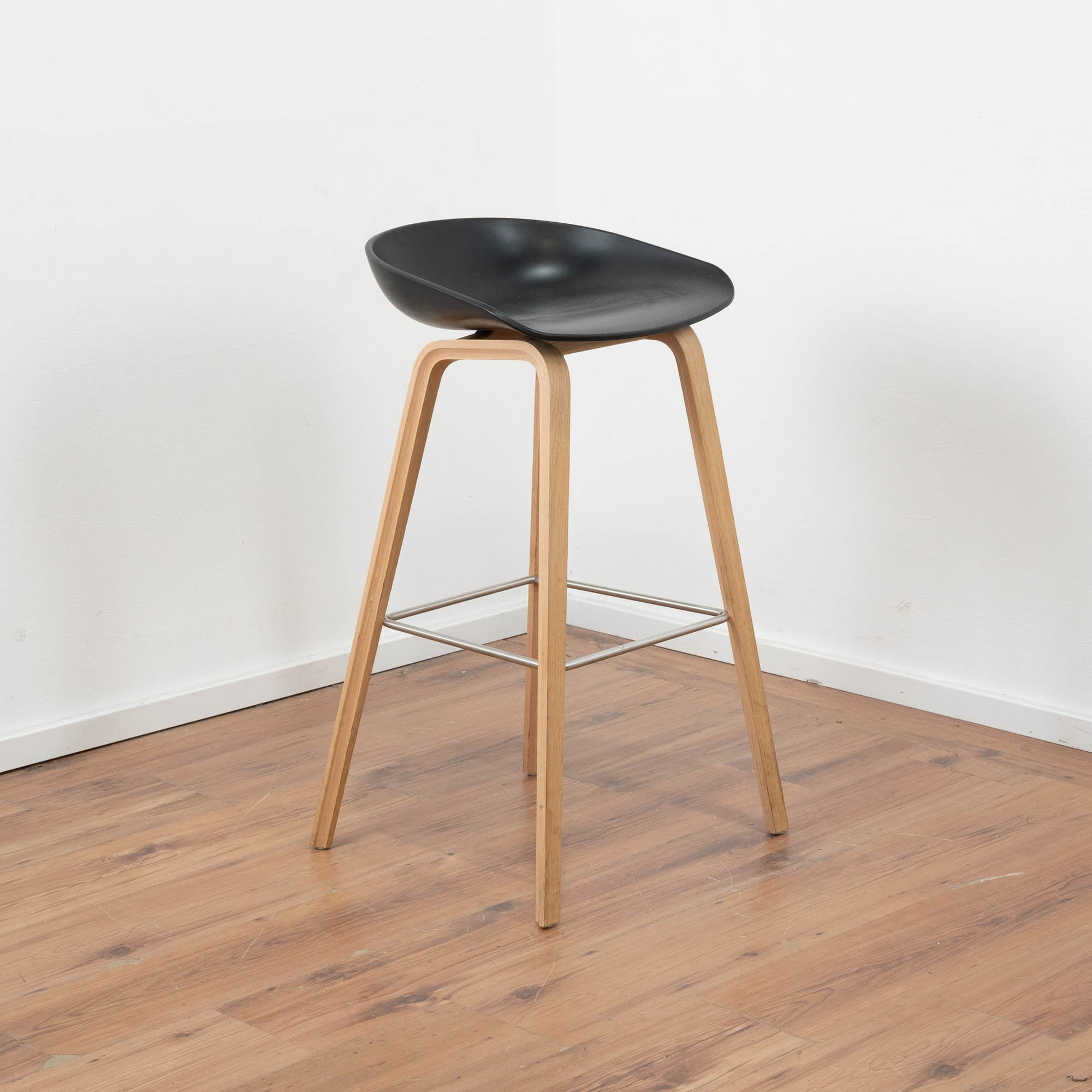 Barhocker "About a Stool" - Sitzschale Kunststoff schwarz - Gestell Holz - Fußablage