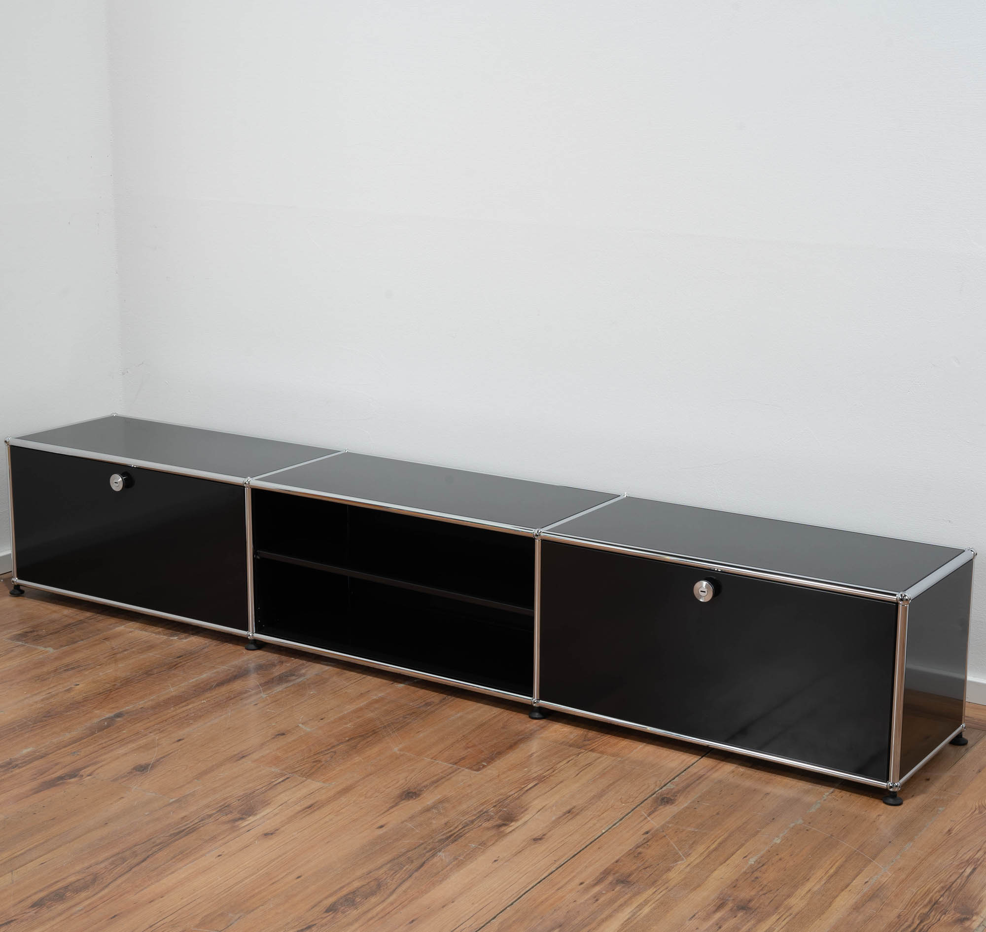 USM Haller Sideboard schwarz - 2 Klappen - 3 Felder - Maße: 37 x 40 x 225 cm 