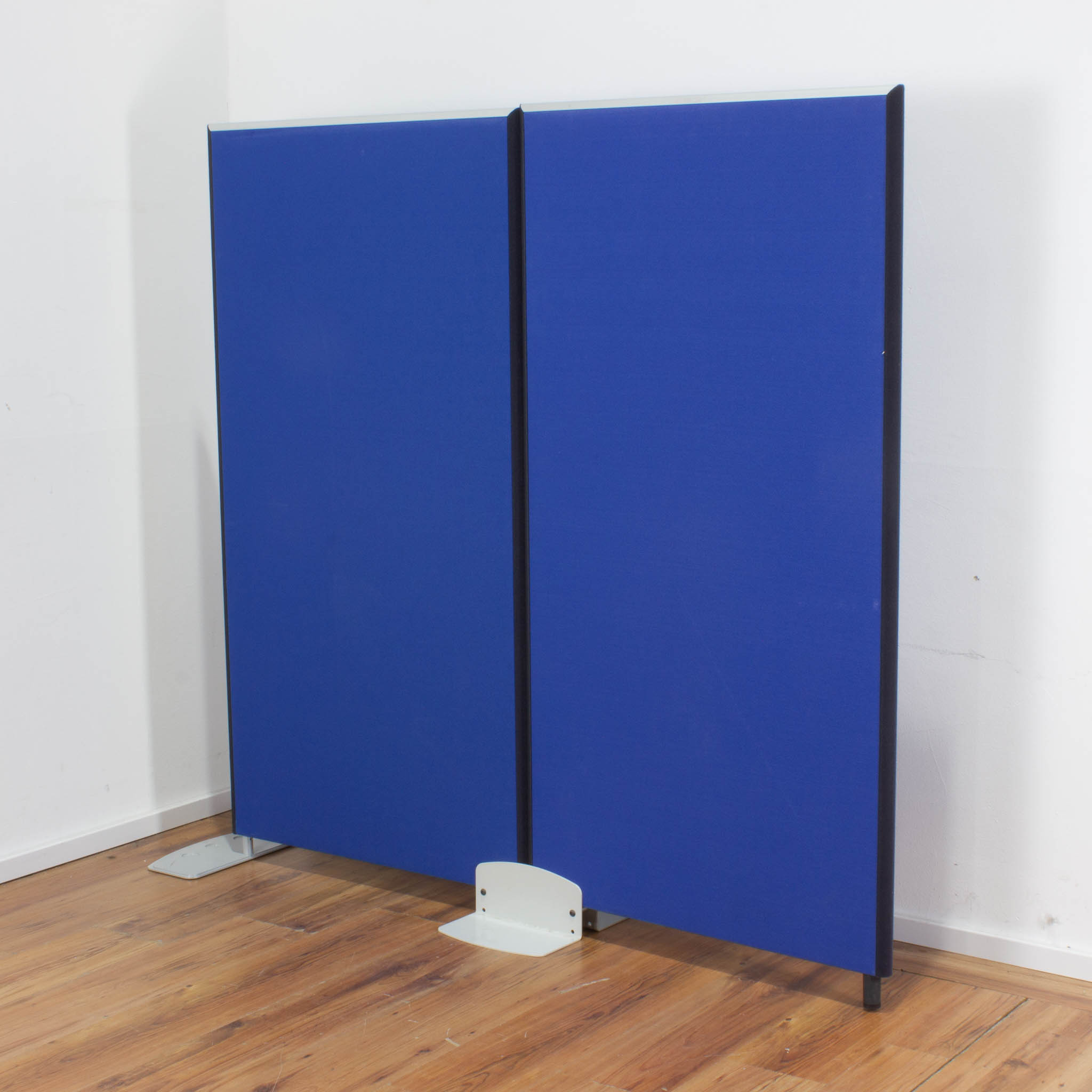 Akustik Trennwand Set blau mit schwarzen Rändern - Klettverbindung und Bodenstützen