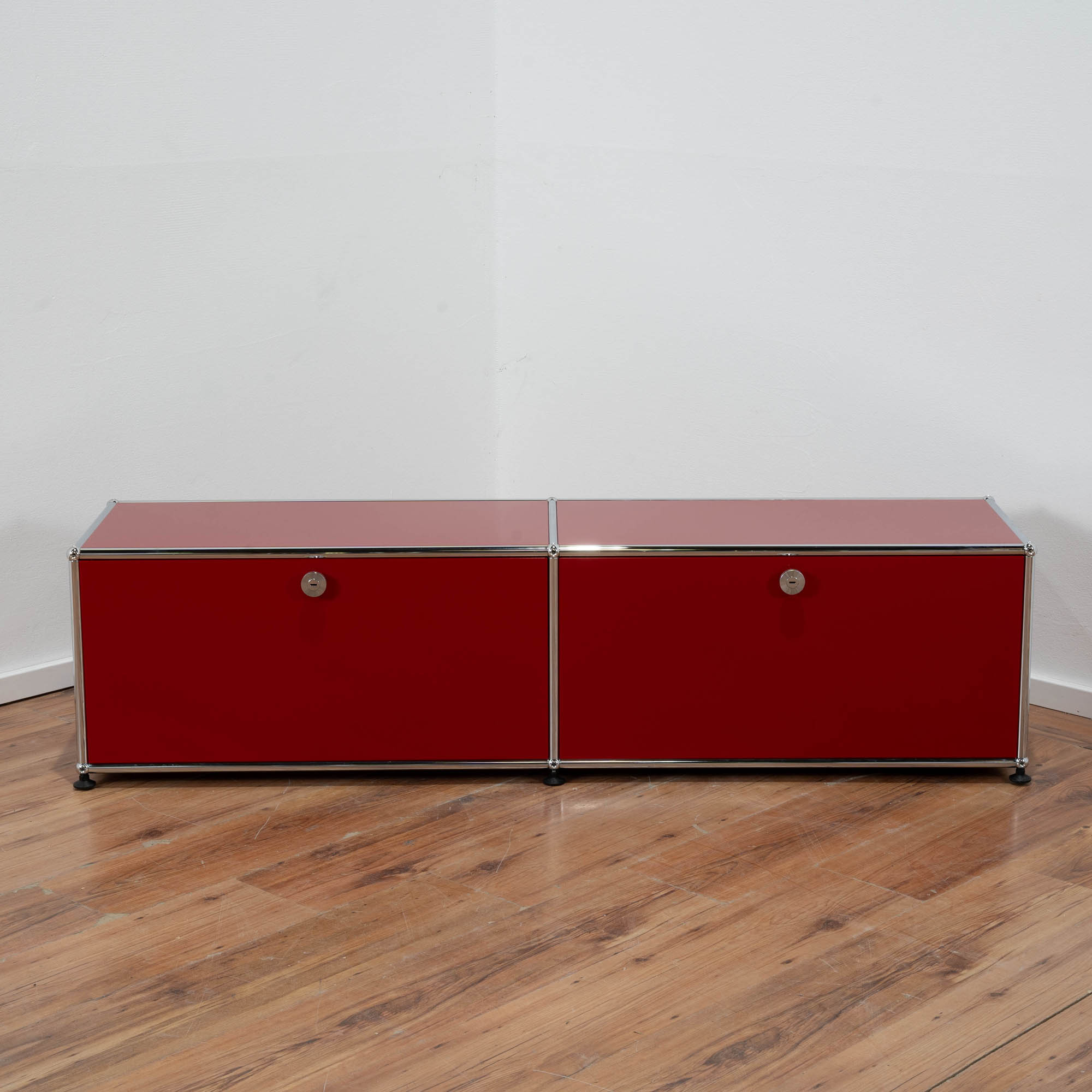 USM Haller Sideboard rot - 2 Klappen - Maße: 152 x 40 x 37 cm