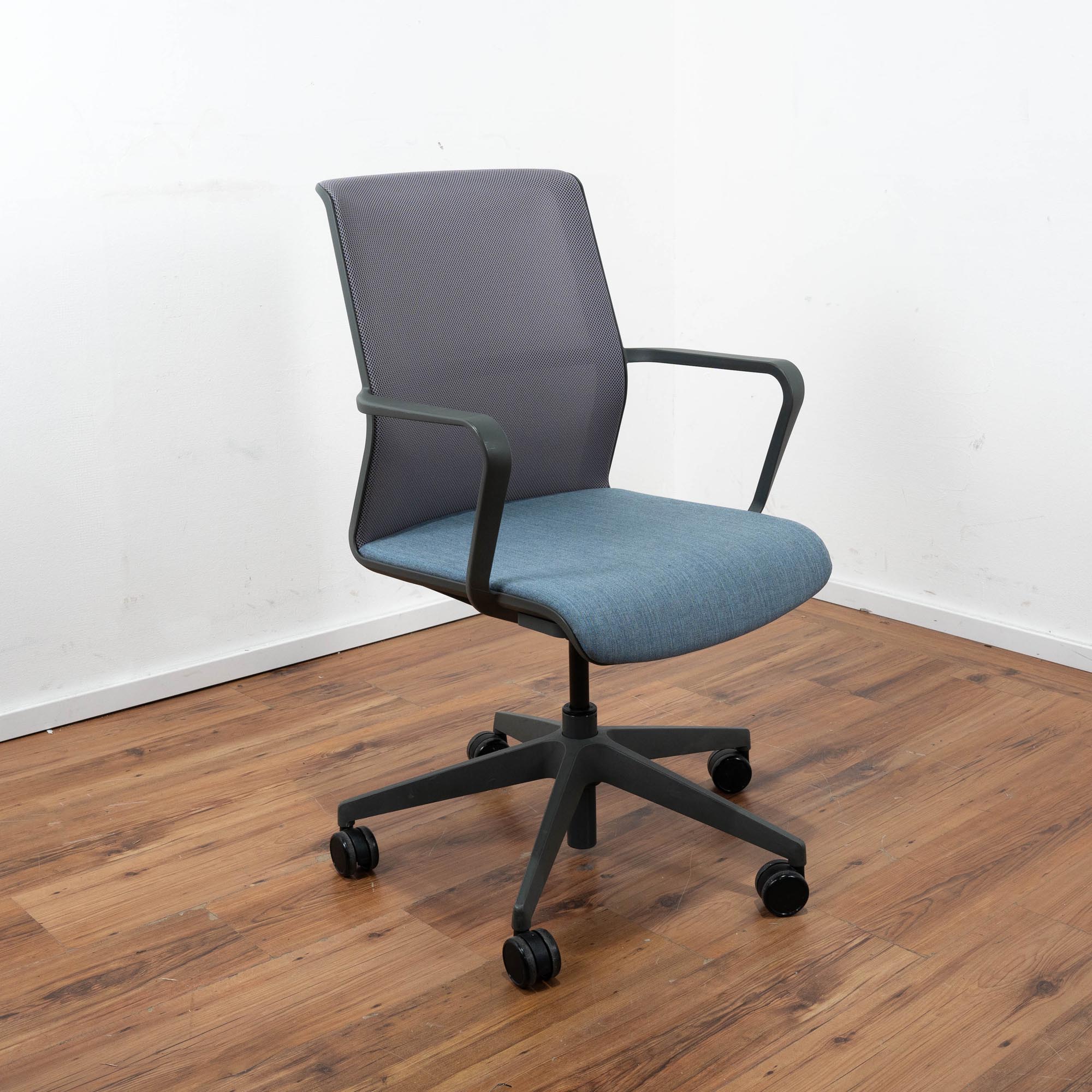 Senator Konferenzstuhl - Bürodrehstuhl - Gestell schwarz - Sitzpolster blau