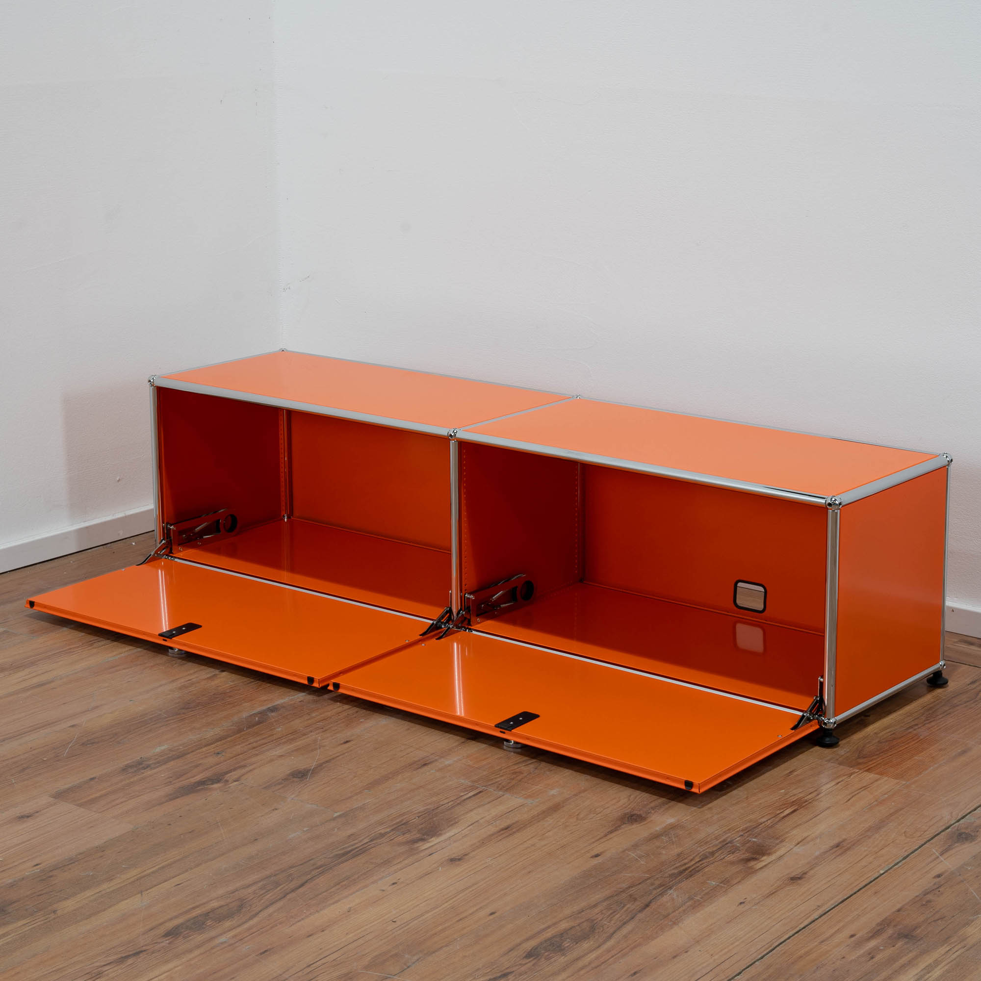 USM Haller Sideboard orange - 2 Klappen - Maße: 152 x 40 x 37 cm 
