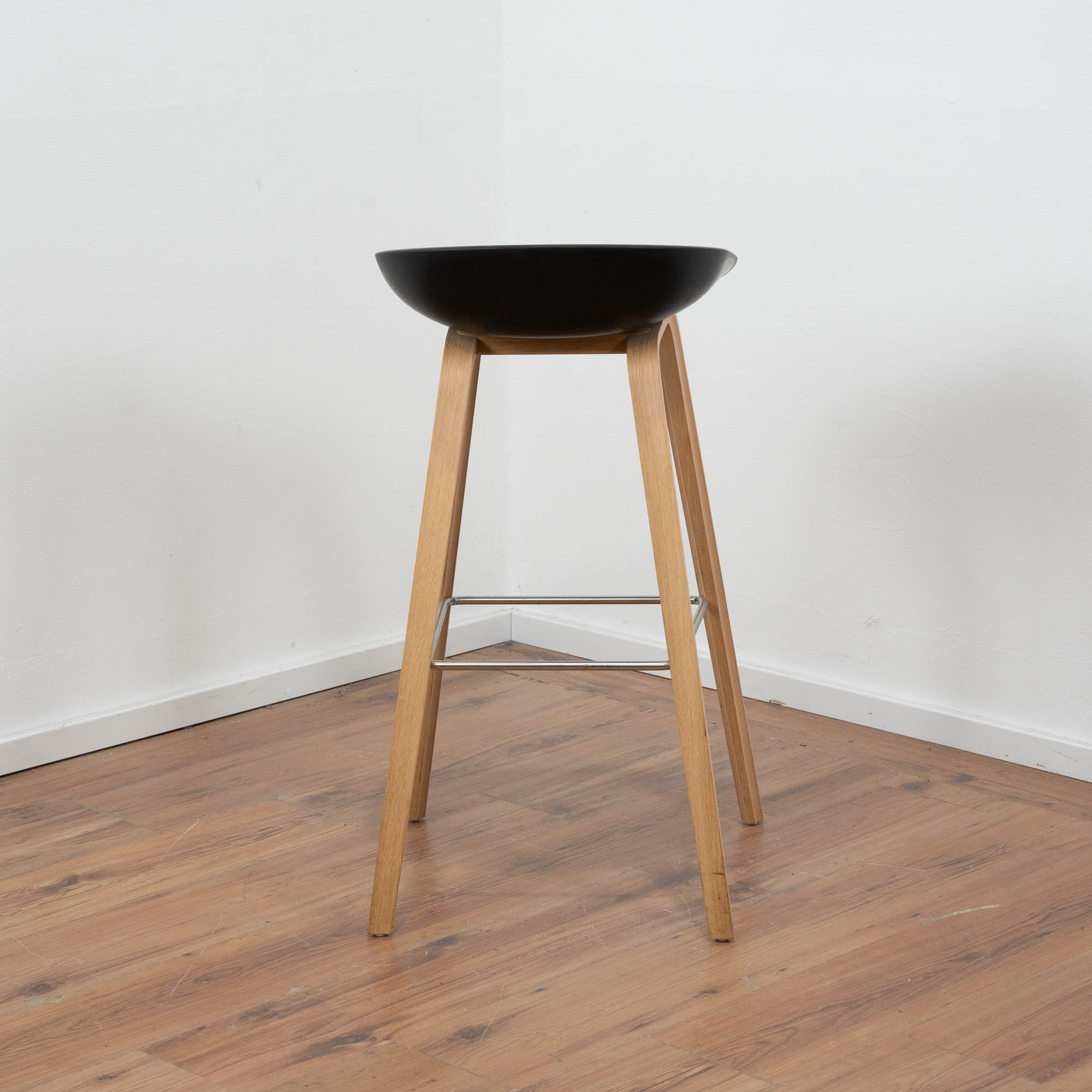 Barhocker "About a Stool" - Sitzschale Kunststoff schwarz - Gestell Holz - Fußablage