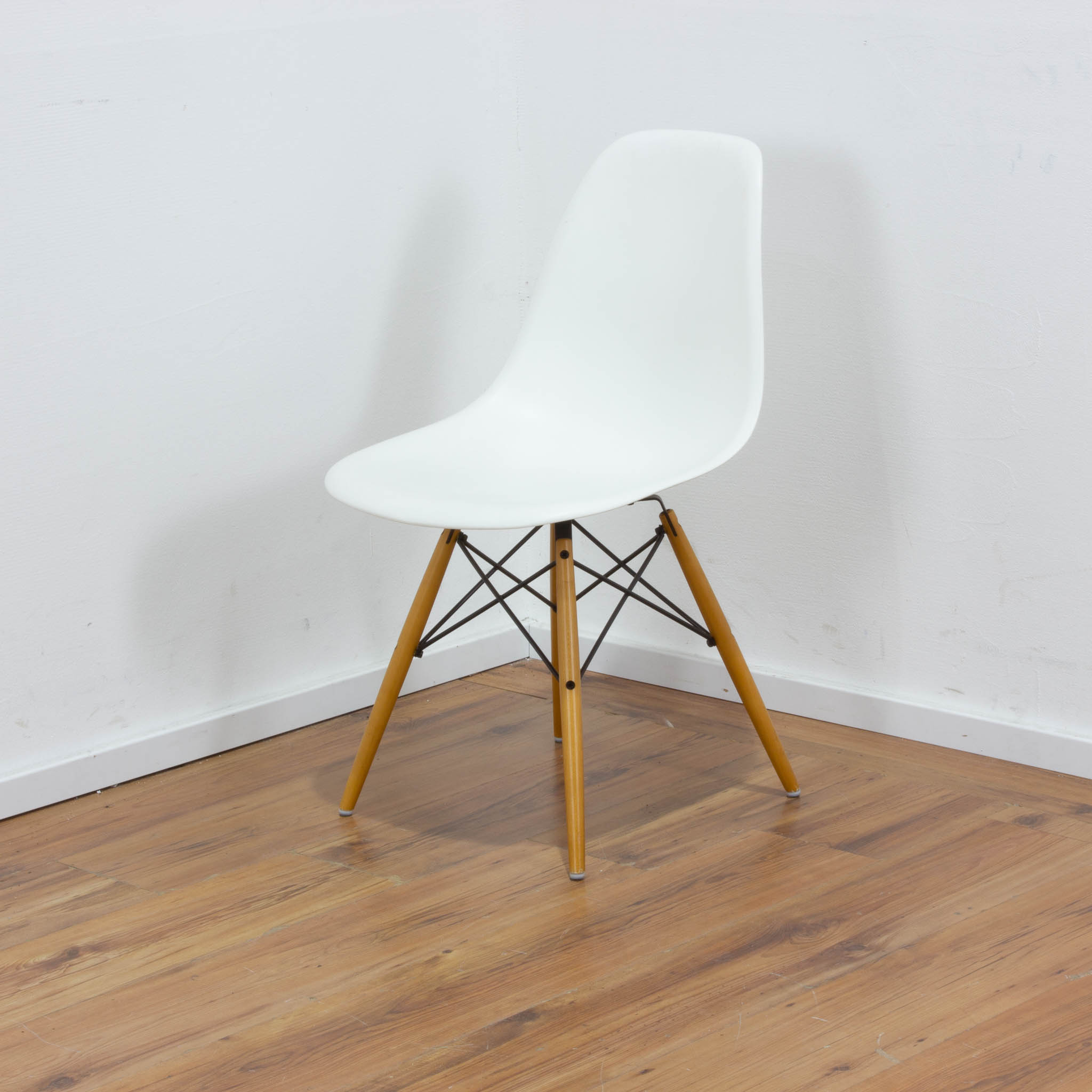 Vitra Eames Plastic Chair Besucherstuhl - weiß - mit Holzgestell 