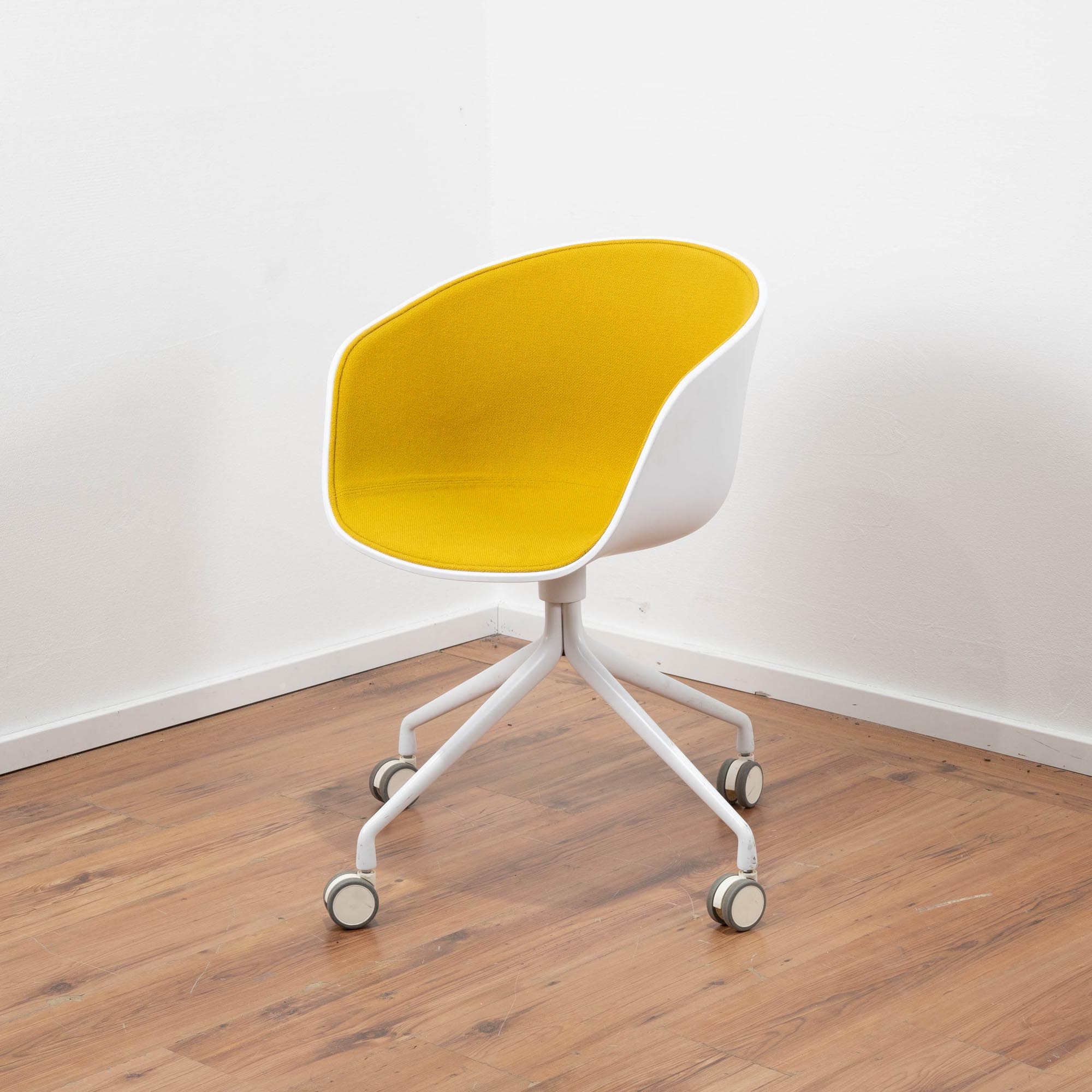 HAY "About a chair" Sessel weiß mit gelbem Stoffpolster - auf Rollen 