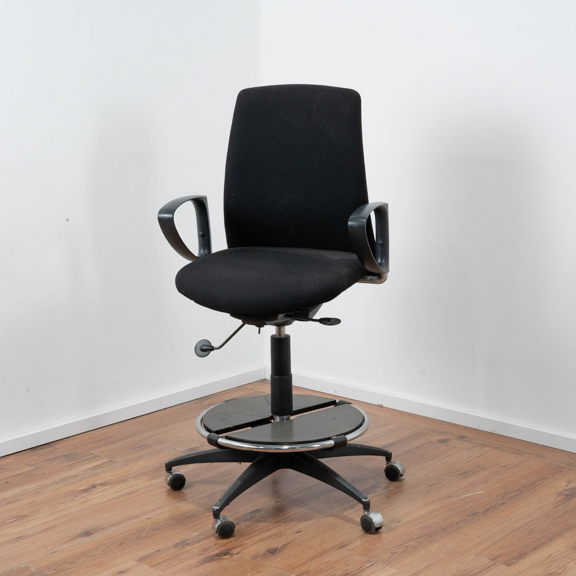 Counter-Stuhl - Thekenstuhl Stoff schwarz - erhöhte Sitzposition - mit Armlehnen - auf Rollen