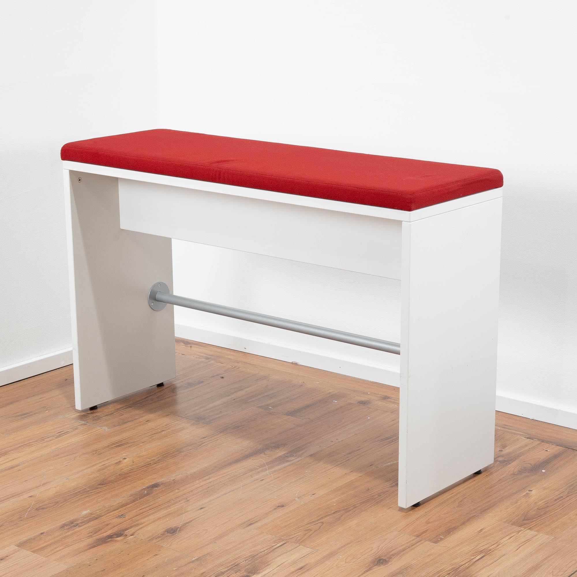 König & Neurath Sitzbank Gestell weiß - Metallstrebe - Sitzpolster Stoff rot - Maße: 120 x 80 x 40 cm