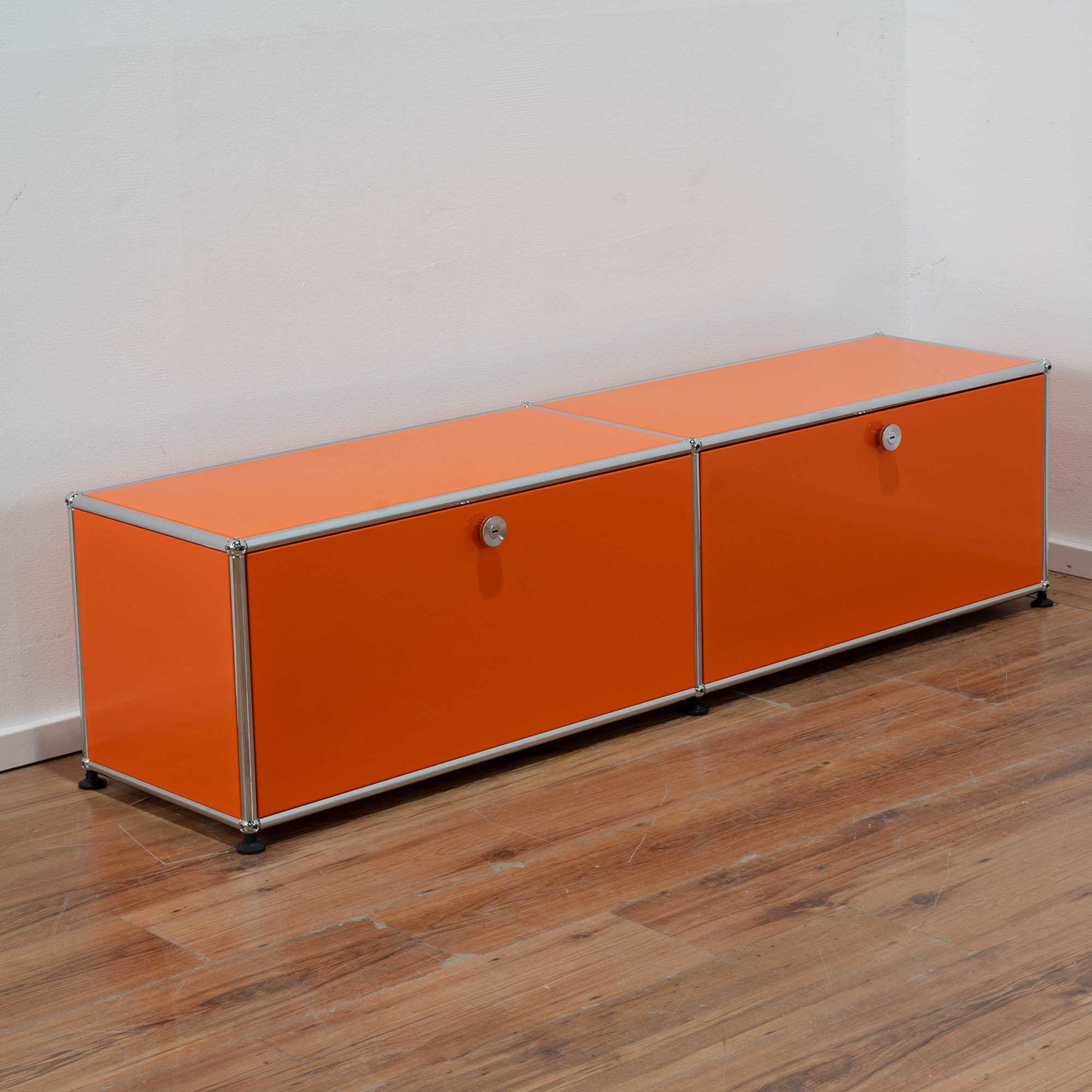 USM Haller Sideboard orange - 2 Klappen - Maße: 152 x 40 x 37 cm 