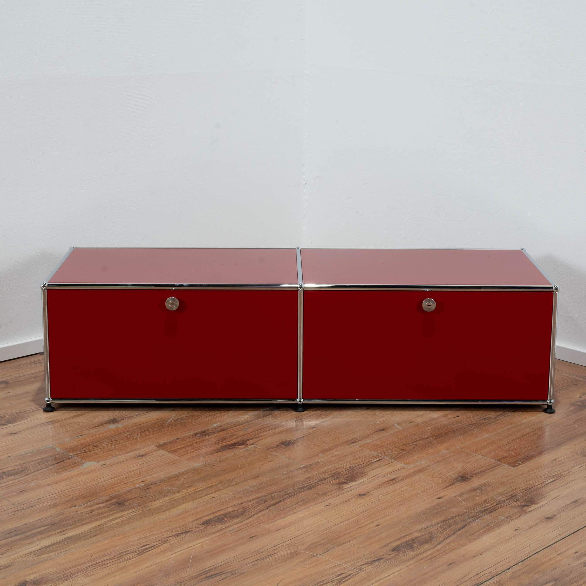 USM Haller Sideboard rot - 2 Klappen - Maße: 152 x 40 x 50 cm 