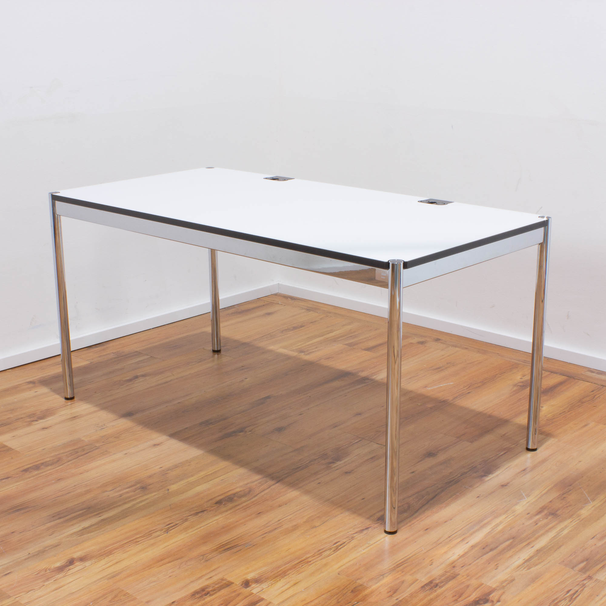USM Haller Schreibtisch Plus 150x75cm - Tischplatte weiß -Gestell 4-Fuß chrom