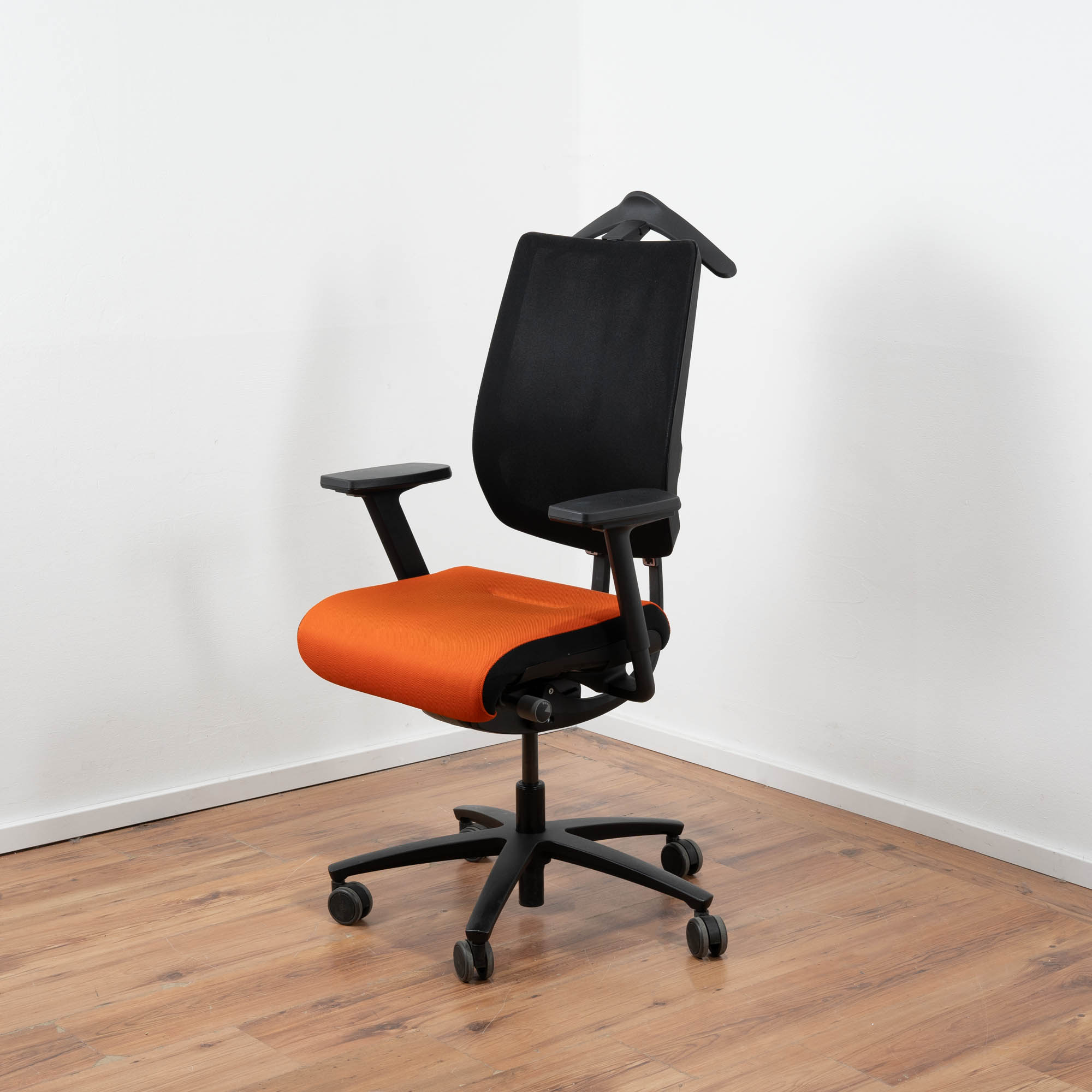 Sedus Bürodrehstuhl - Sitzpolster orange mit Kleiderbügel - Gestell schwarz
