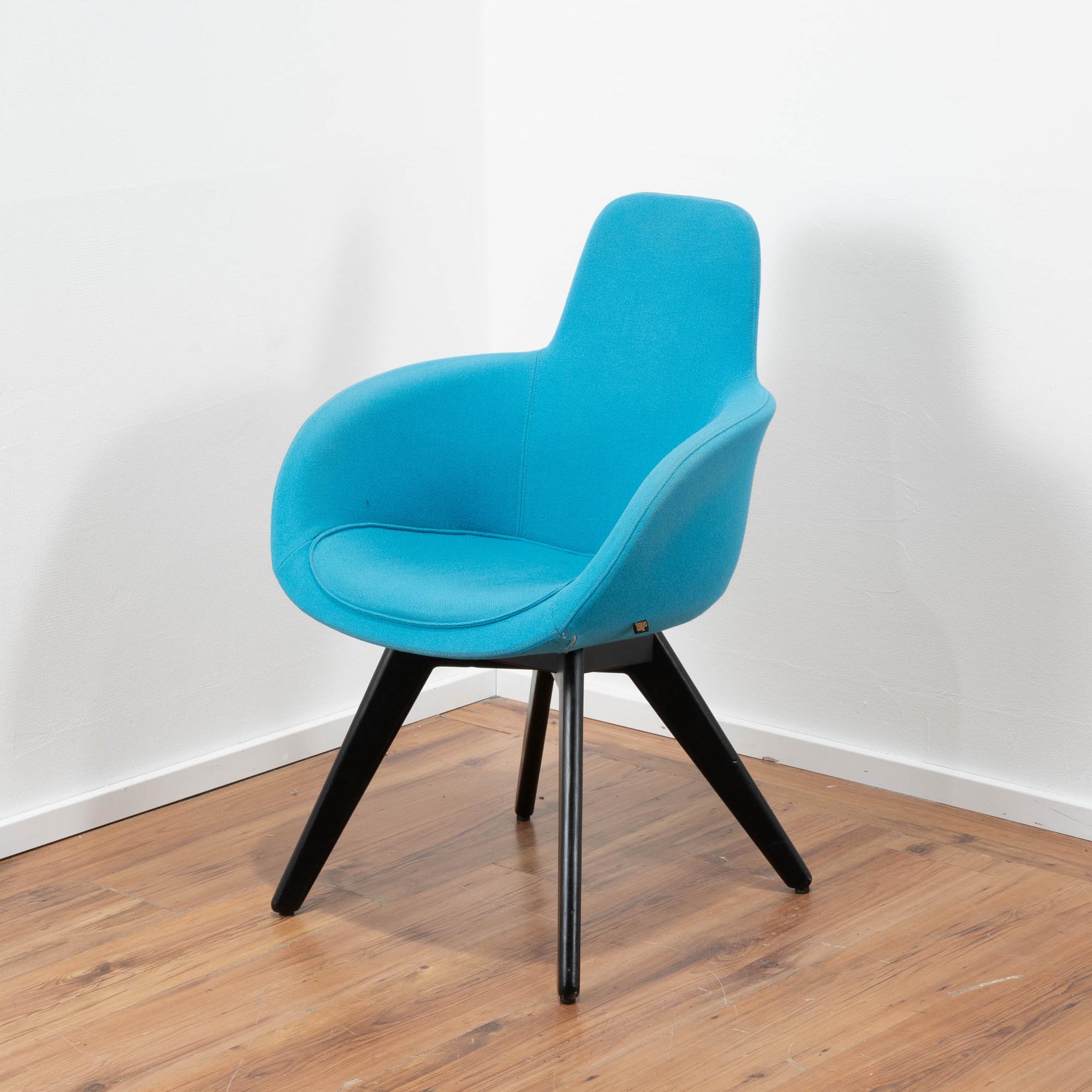 Tom Dixon " 4 Scoop" Besucherstuhl - Sitzschale Stoff blau - 4-Fuß Gestell - Holz schwarz