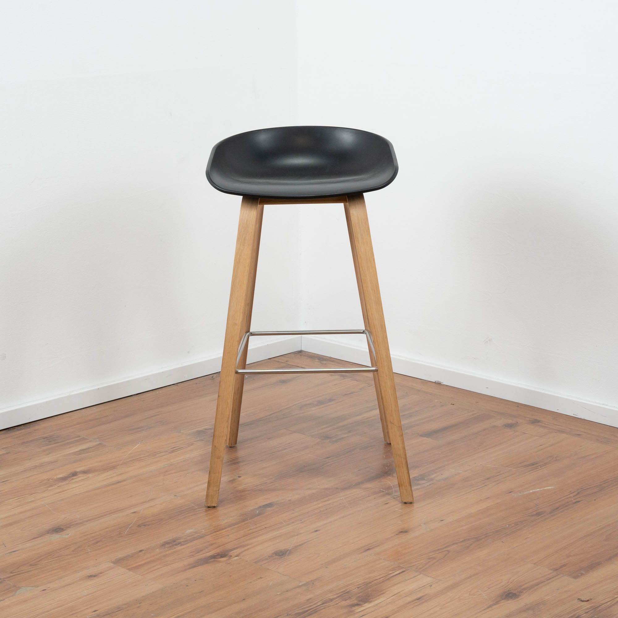 Barhocker "About a Stool" - Sitzschale Kunststoff schwarz - Gestell Holz - Fußablage