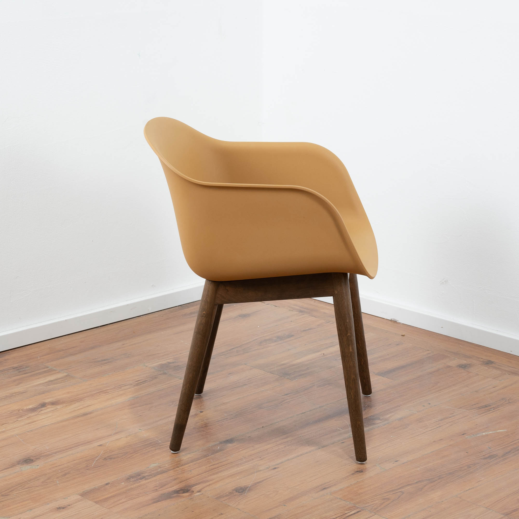 Muuto Besucherstuhl "FIBER ARMCHAIR WOOD" Schalensitz Kunststoff beige 