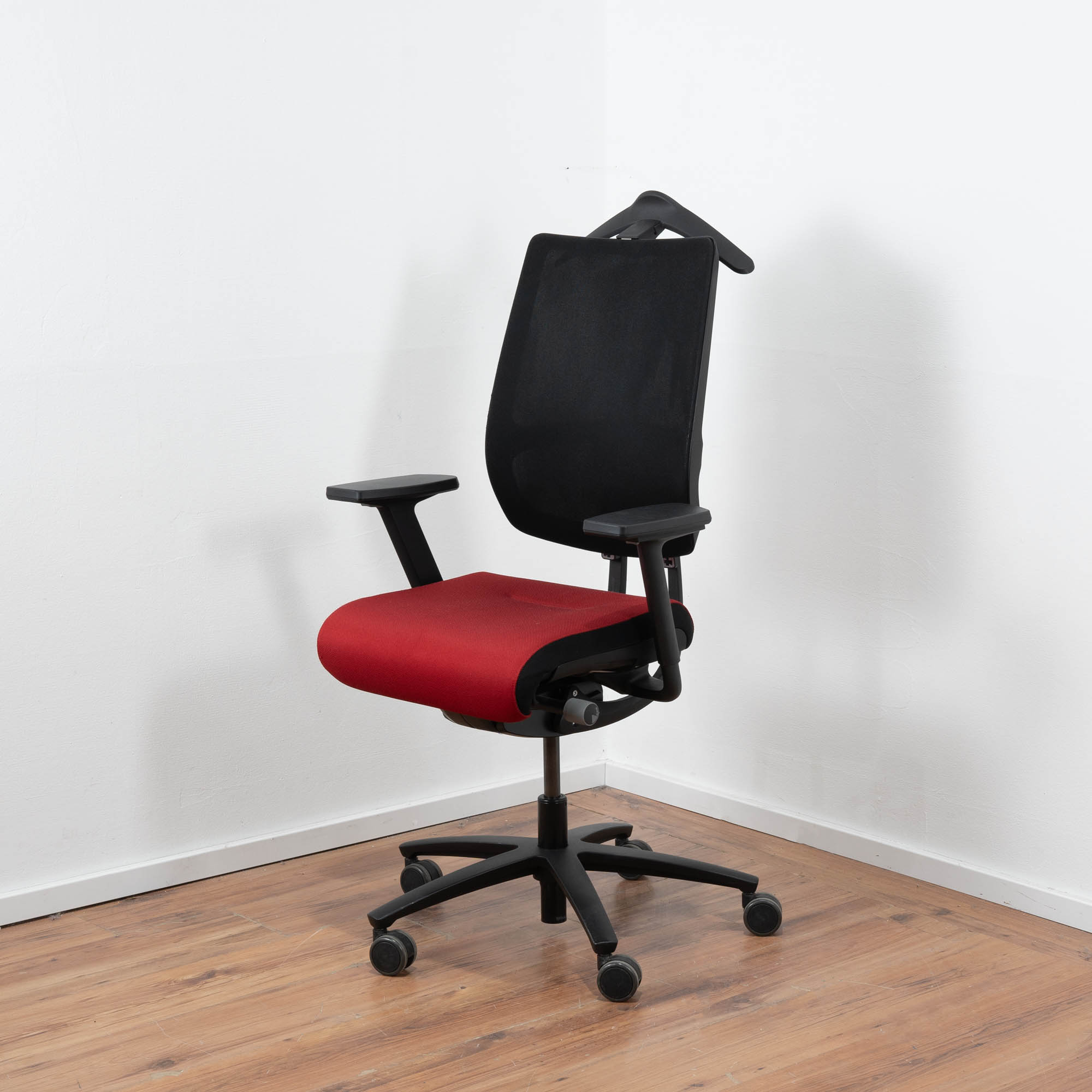 Sedus Bürodrehstuhl - Sitzpolster rot mit Kleiderbügel - Gestell schwarz