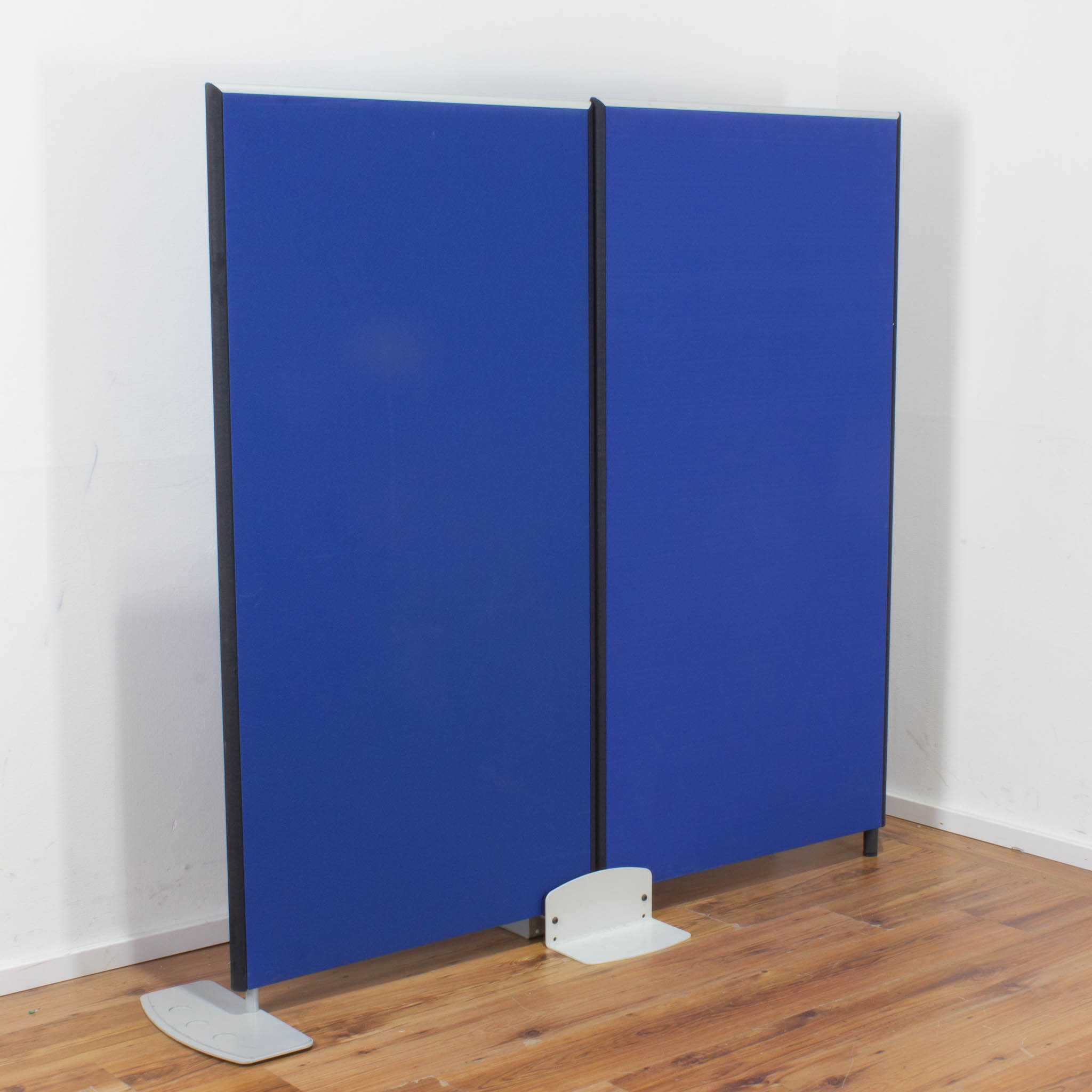 Akustik Trennwand Set blau mit schwarzen Rändern - Klettverbindung und  Bodenstützen