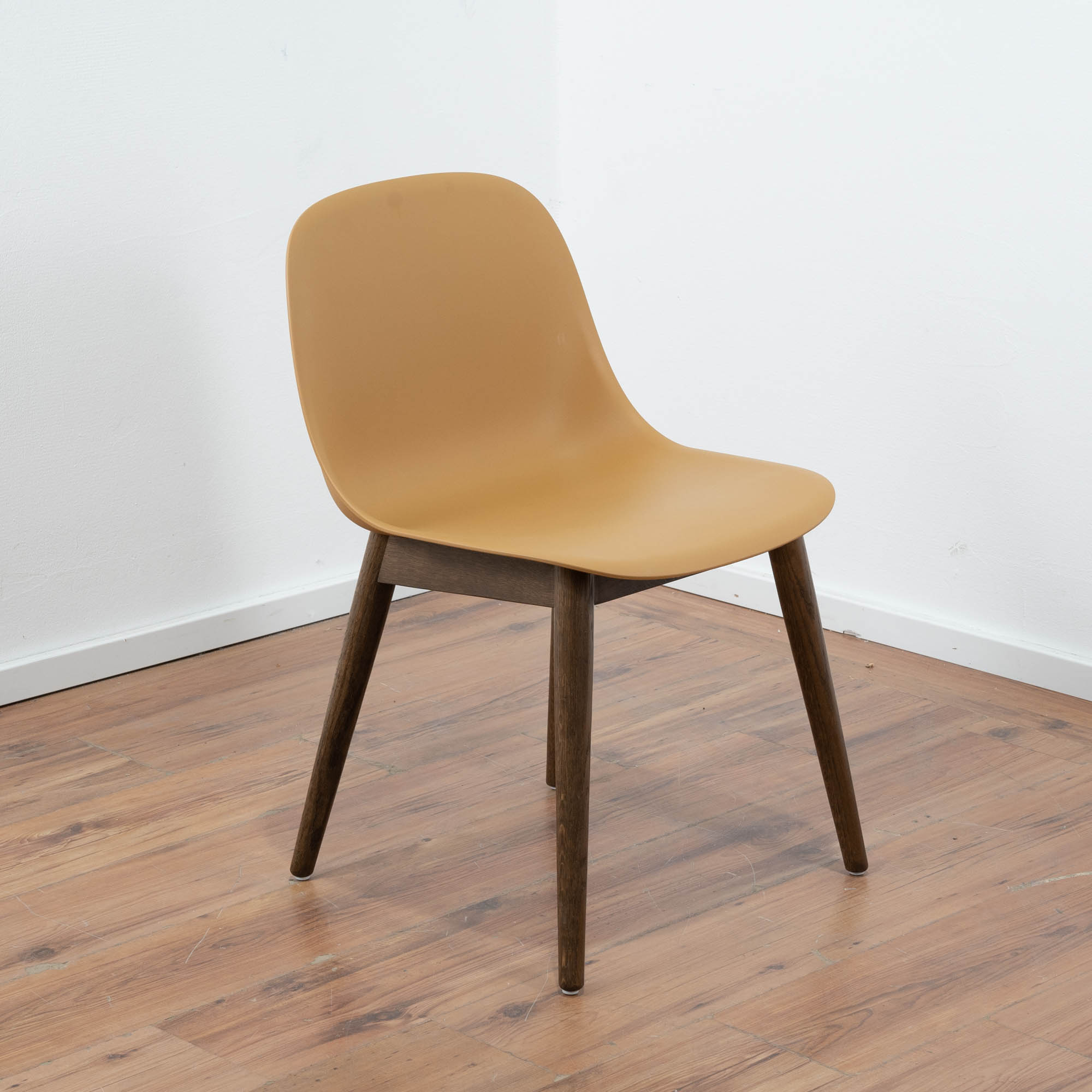 Muuto Besucherstuhl "FIBER CHAIR WOOD" Kunststoff beige