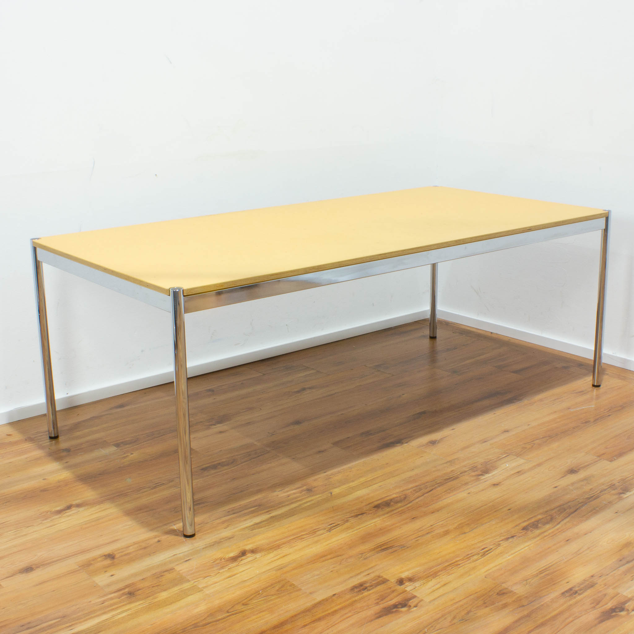 USM Haller Schreibtisch - Tischplatte Linoleum-Optik senf mit Holzkante - gebraucht - 200 x 100 cm 