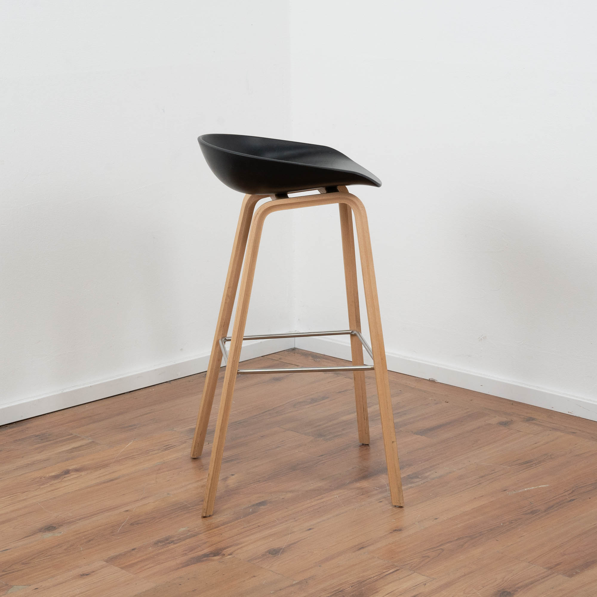 Barhocker "About a Stool" - Sitzschale Kunststoff schwarz - Gestell Holz - Fußablage