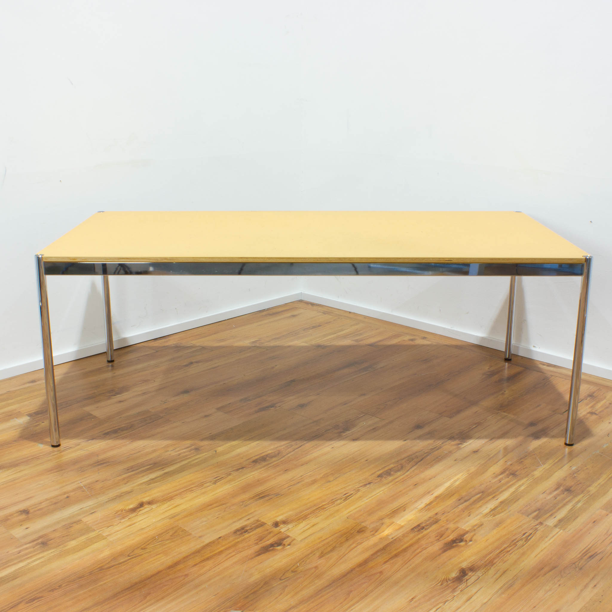 USM Haller Schreibtisch - Tischplatte Linoleum-Optik senf mit Holzkante - gebraucht - 200 x 100 cm 