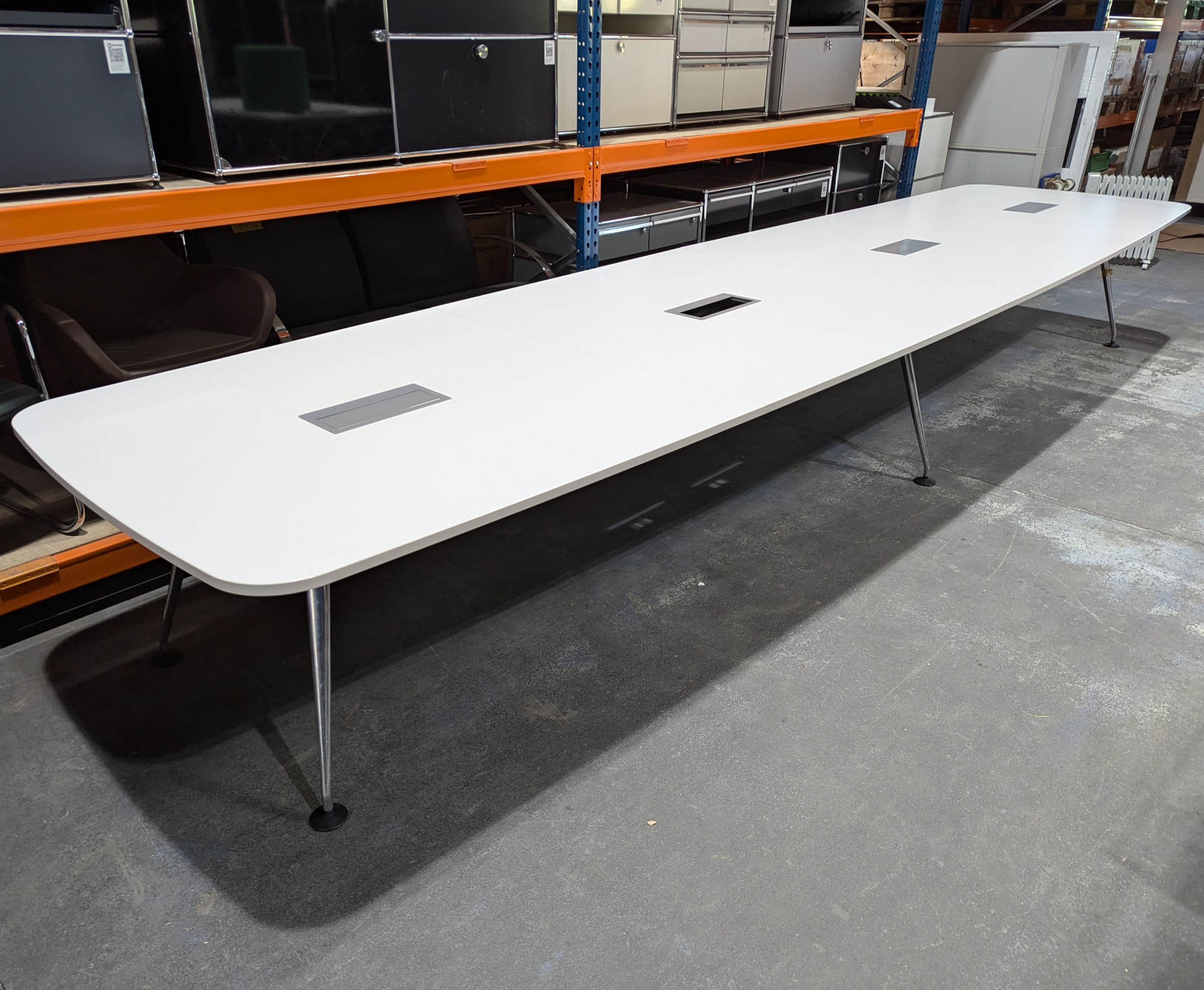 Vitra Konferenztisch weiß 550 x 140 cm Bootsform - 4 Netzwerkboxen