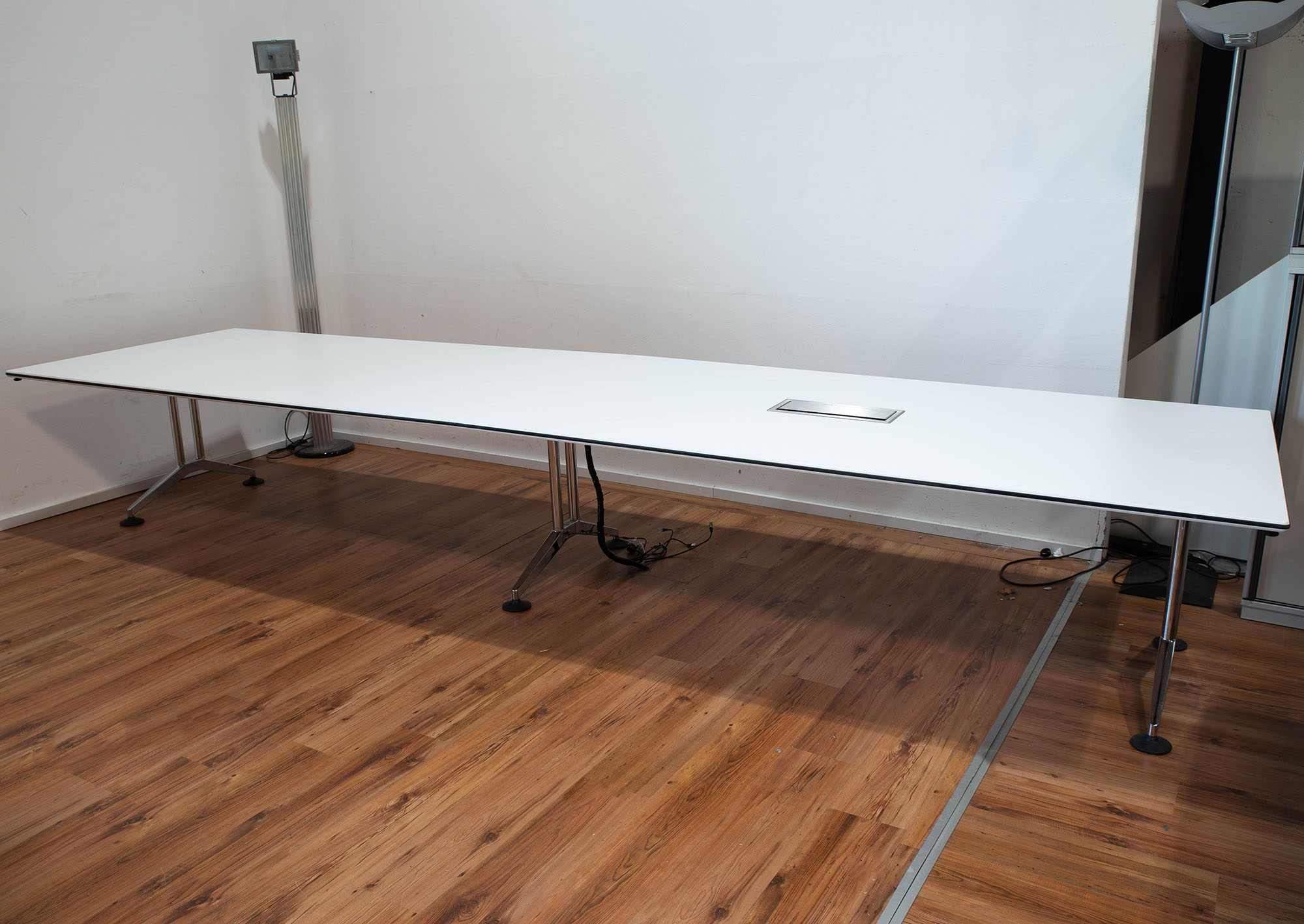 Wilkhahn Konferenztisch weiß 450 x 120 cm - Netzwerkport - Chromgestell