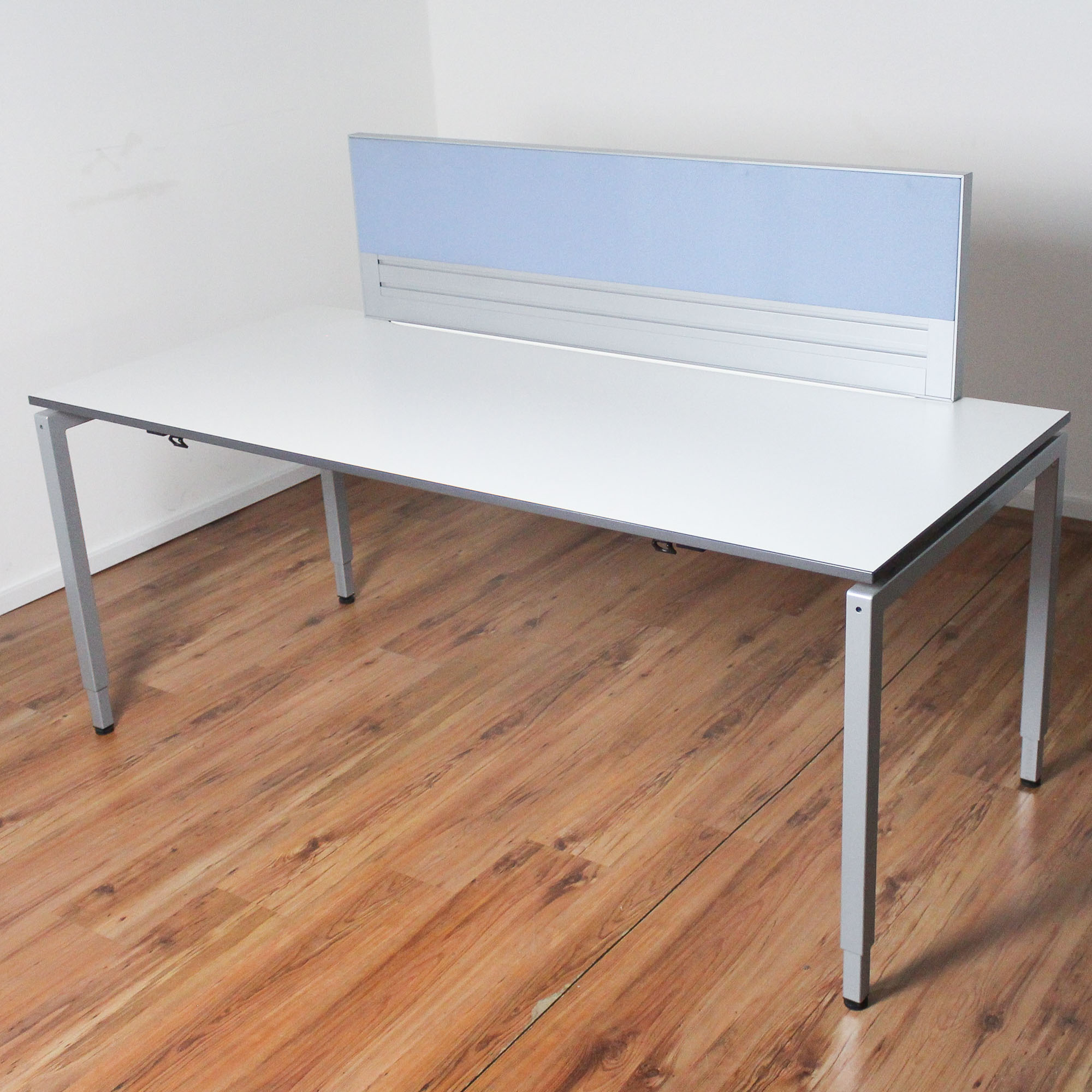 VS Schreibtisch - 180x80 cm - Platte weiß - Gestell silber - mit Trennwand