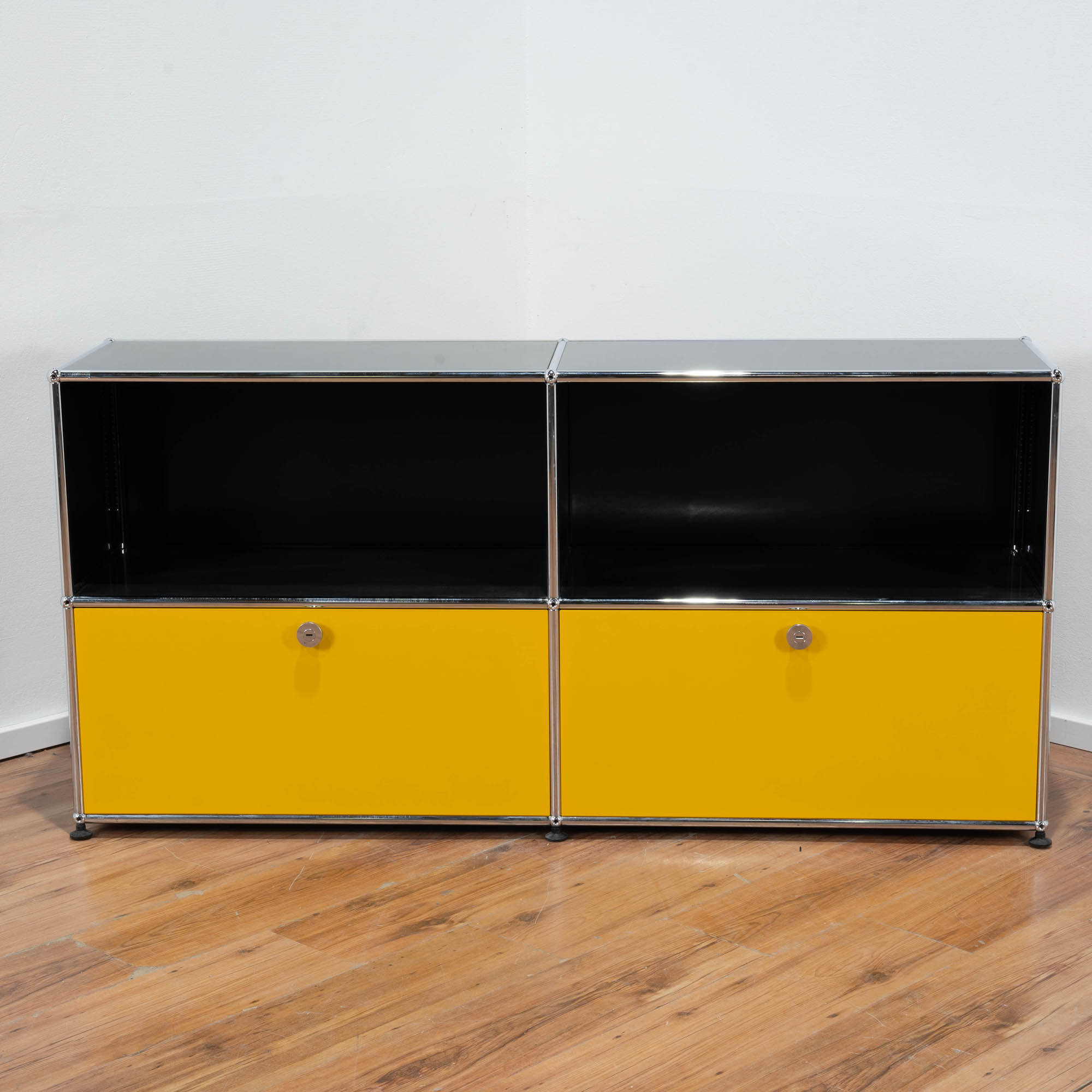 USM Haller Sideboard 2OH schwarz/gelb - 4 Felder - 2 Klappen - Maße: 150 x 70 x 35 cm 
