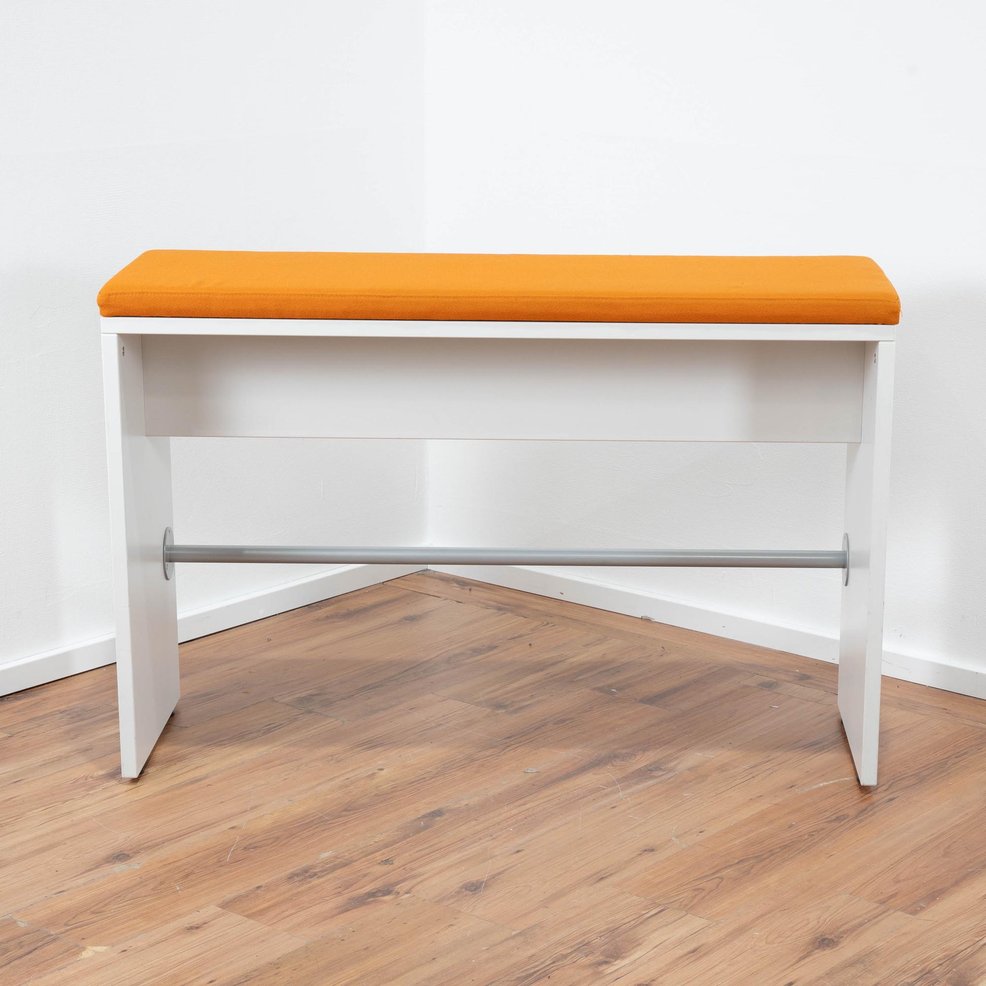 König & Neurath Sitzbank Gestell weiß - Metallstrebe - Sitzpolster Stoff orange - Maße: 120 x 80 x 40 cm 