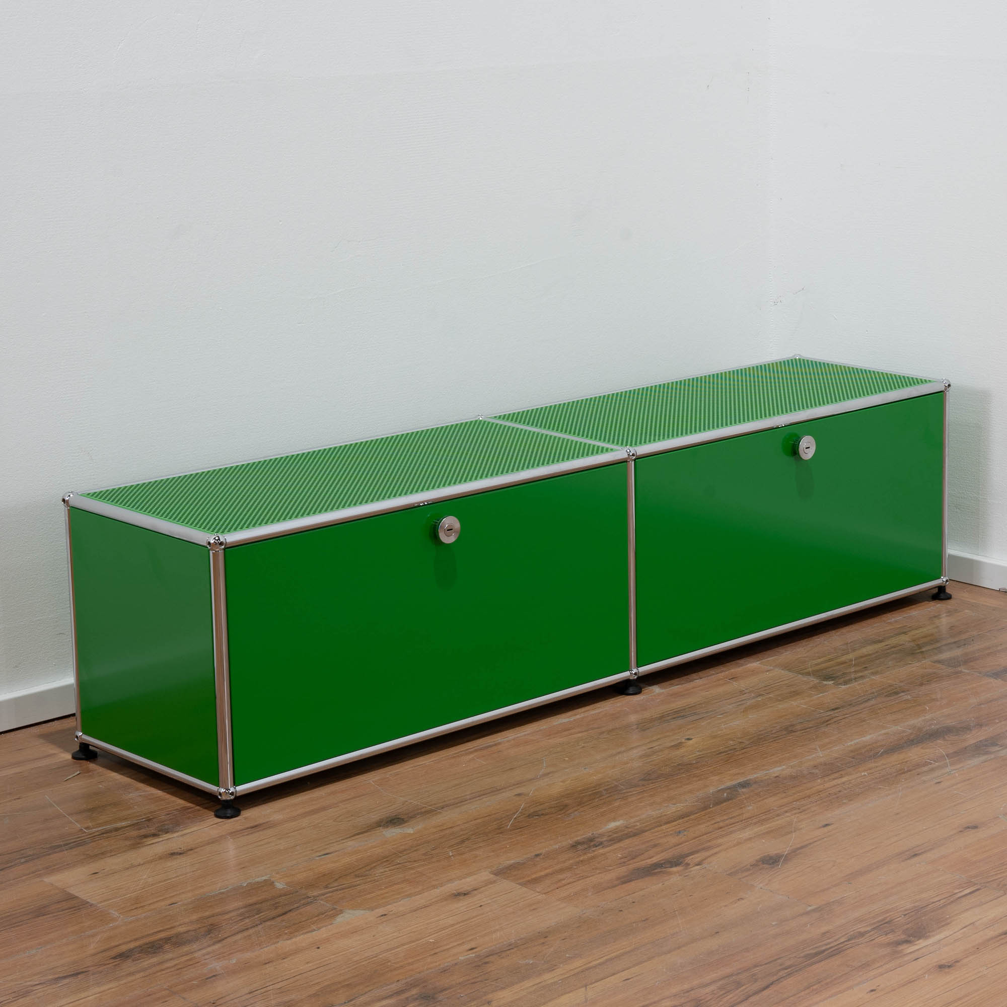 USM Haller Sideboard grün - 2 Klappen - Maße: 152 x 40 x 37 cm