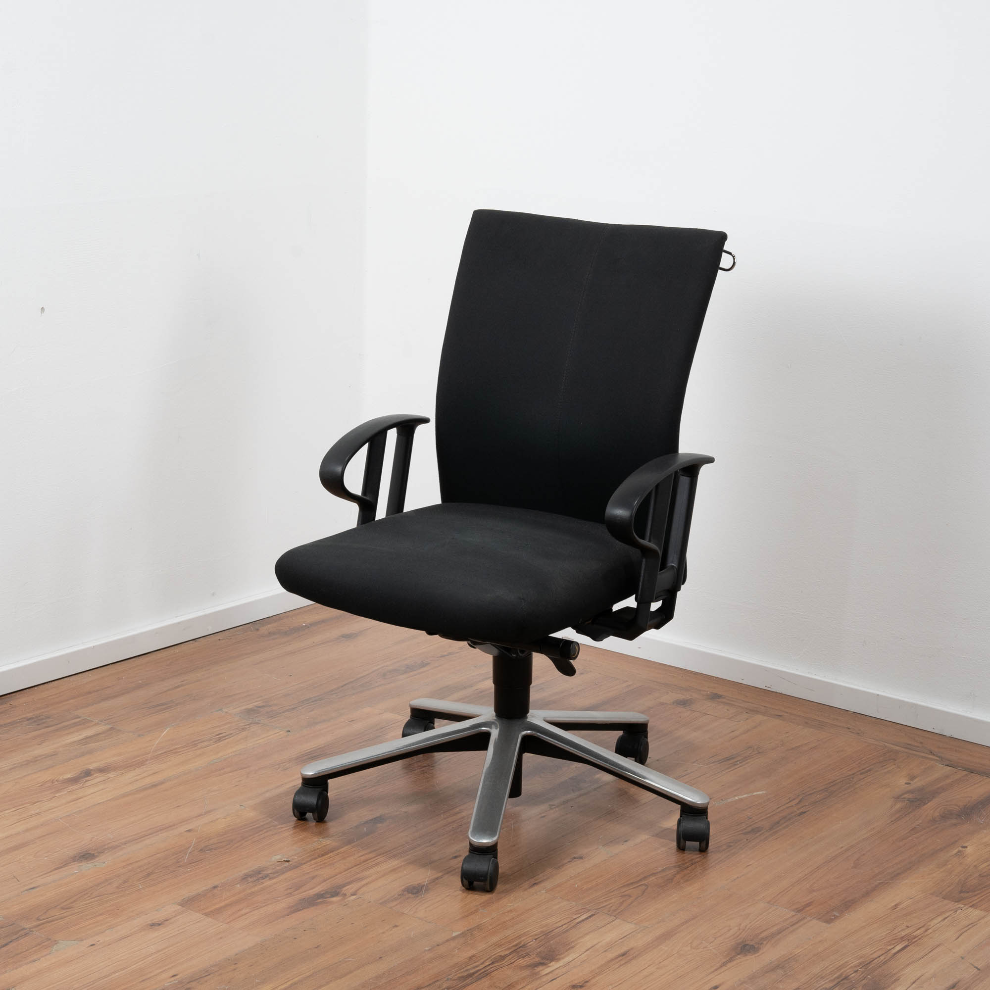 Interstuhl Bürodrehstuhl Stoff schwarz - Rückenlehne mit Kleiderbügel 