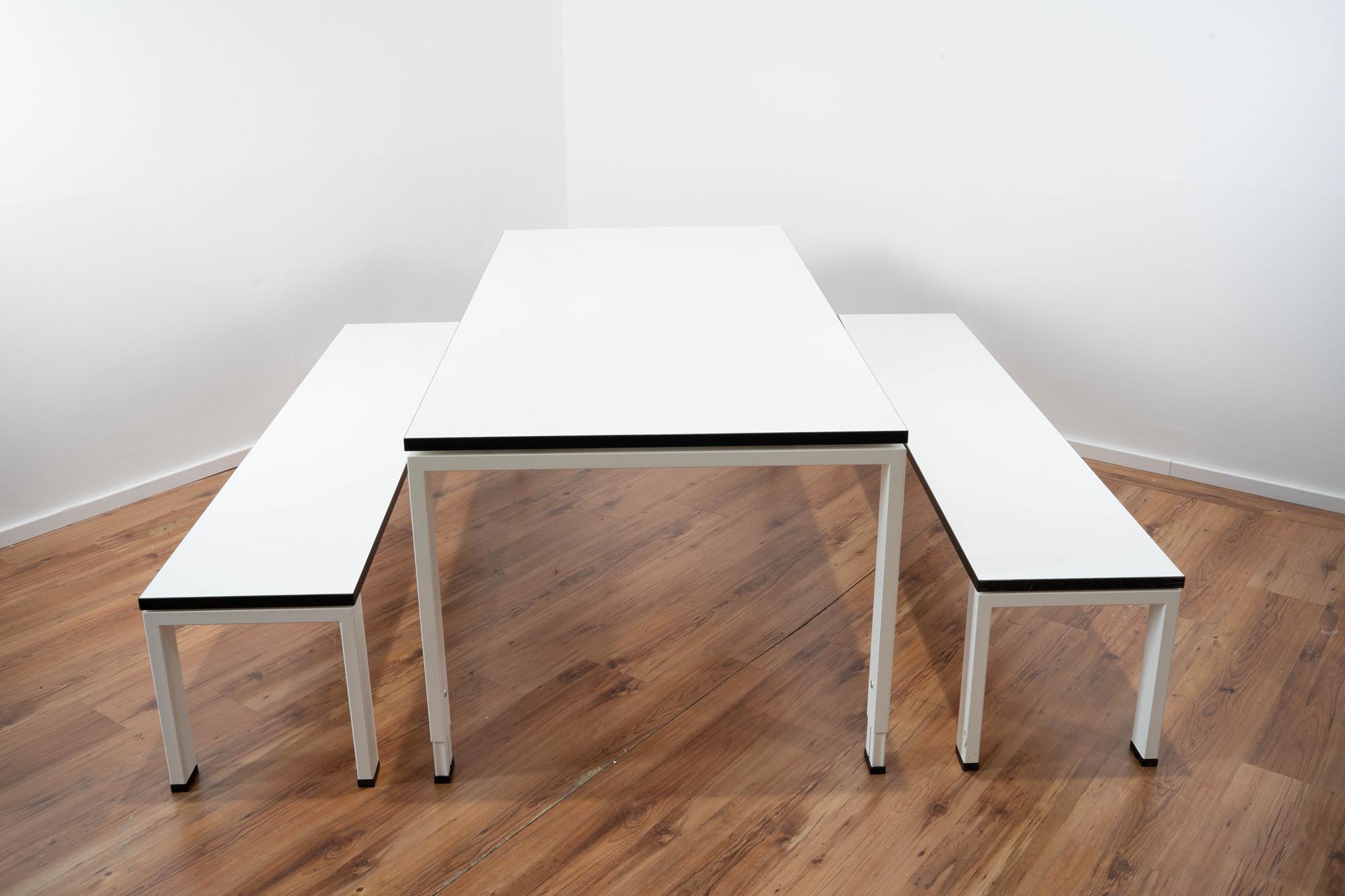 Vario Sitzgruppe weiß - Umleimer schwarz - bestehend aus 1x Tisch und 2x Sitzbank