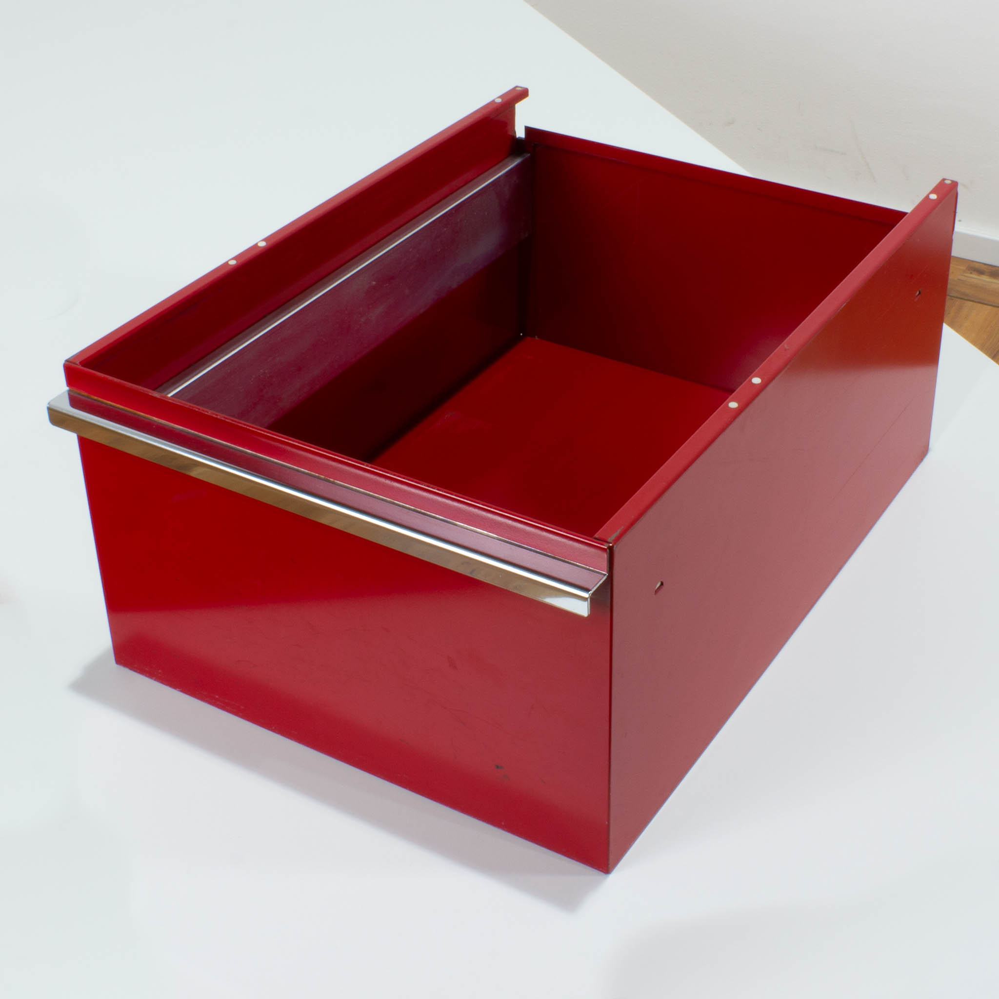 USM Haller - A4 Schublade - rot mit Griff
