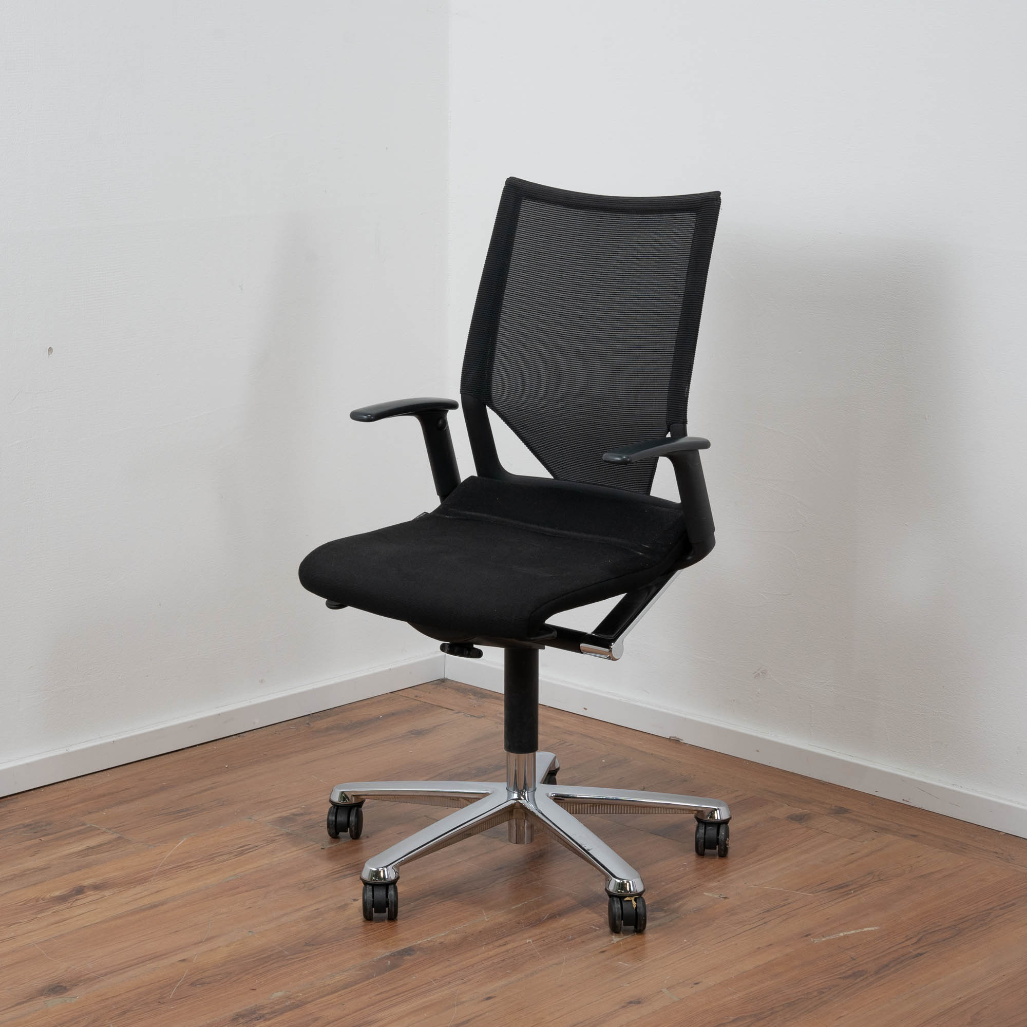 Wilkhahn "Modus" Bürodrehstuhl schwarz mit Netz-Rückenlehne - Chromgestell 