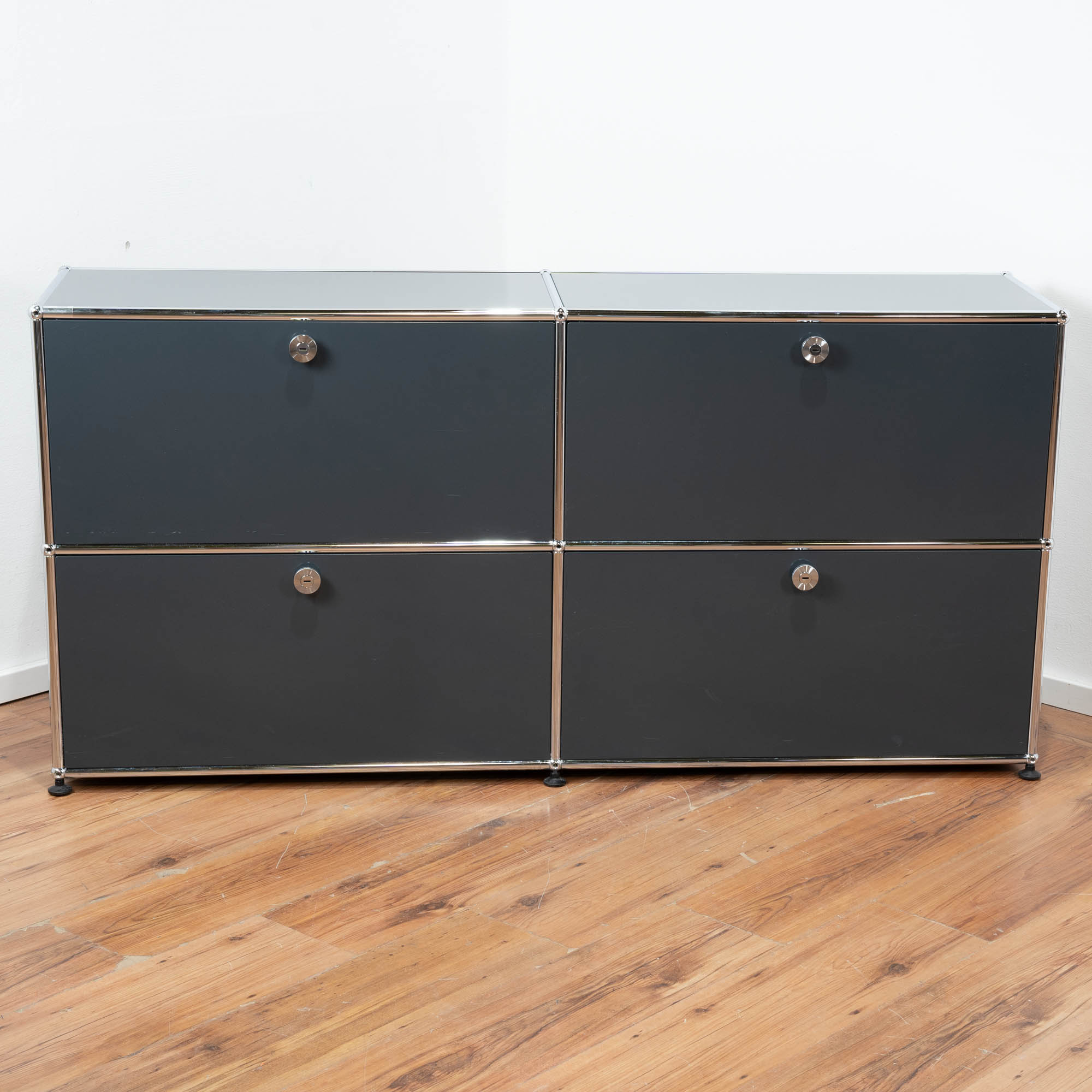 USM Haller Sideboard 4OH Anthrazit - 4 Klappen - 152 x 74 x 37 cm