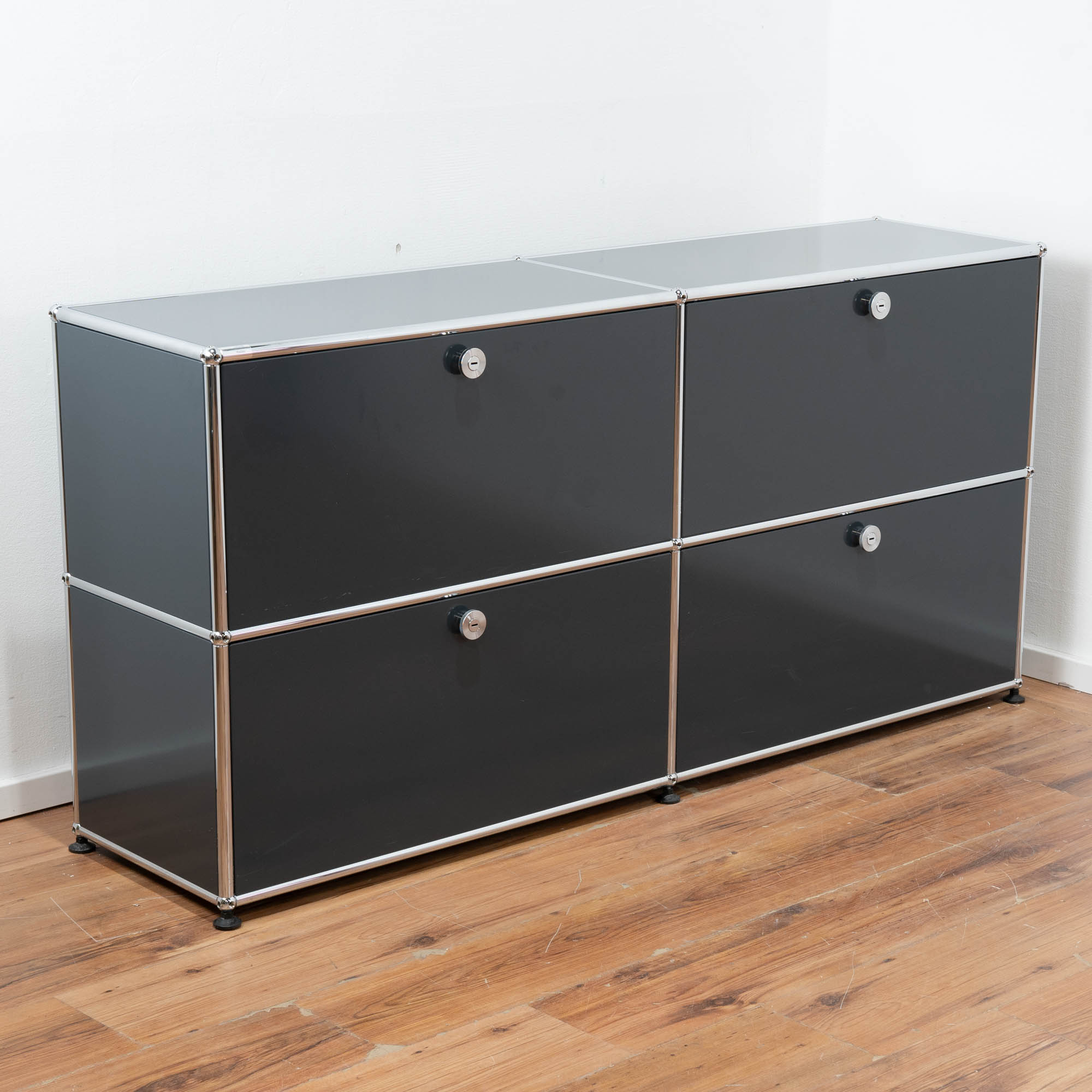 USM Haller Sideboard 4OH Anthrazit - 4 Klappen - 152 x 74 x 37 cm