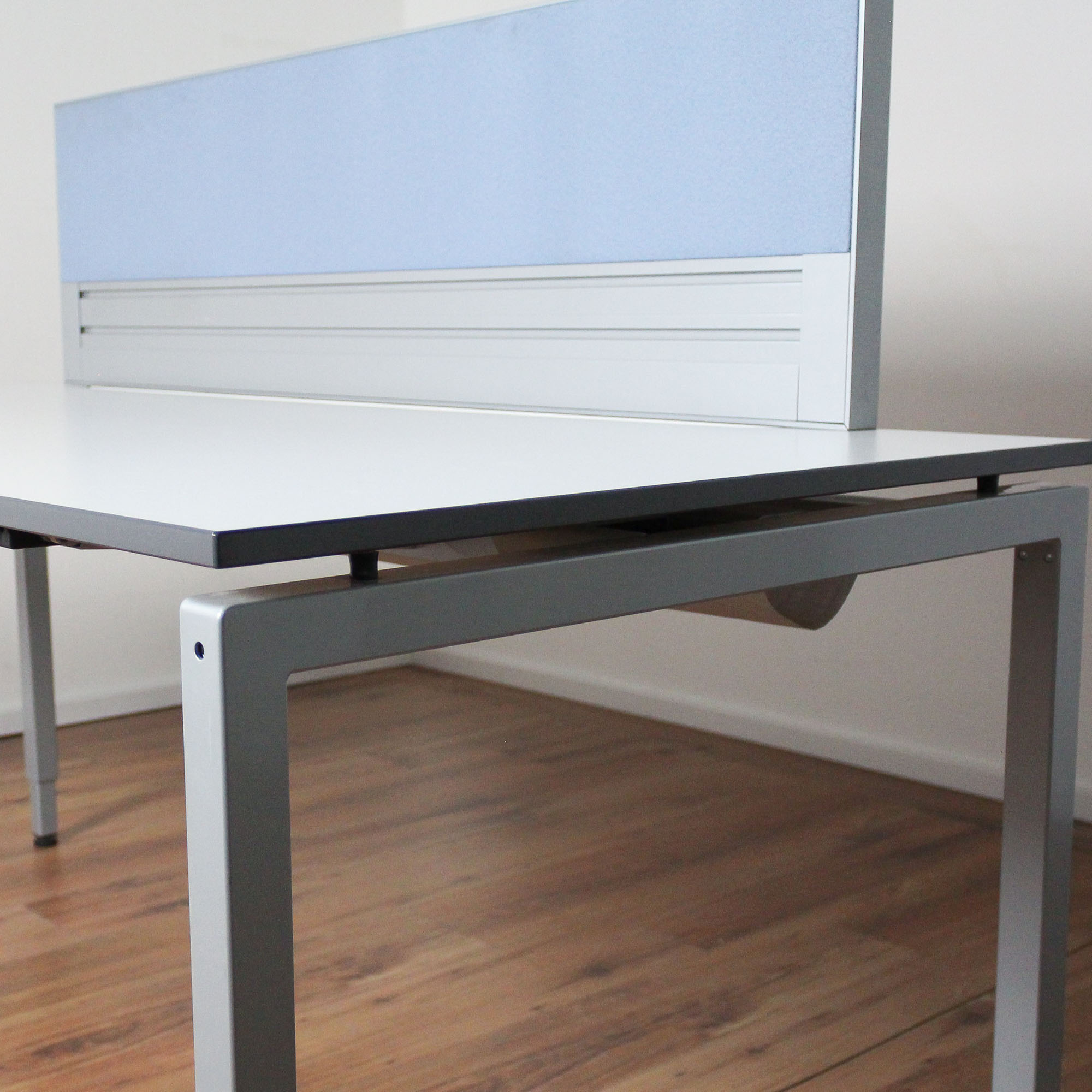 VS Schreibtisch - 180x80 cm - Platte weiß - Gestell silber - mit Trennwand