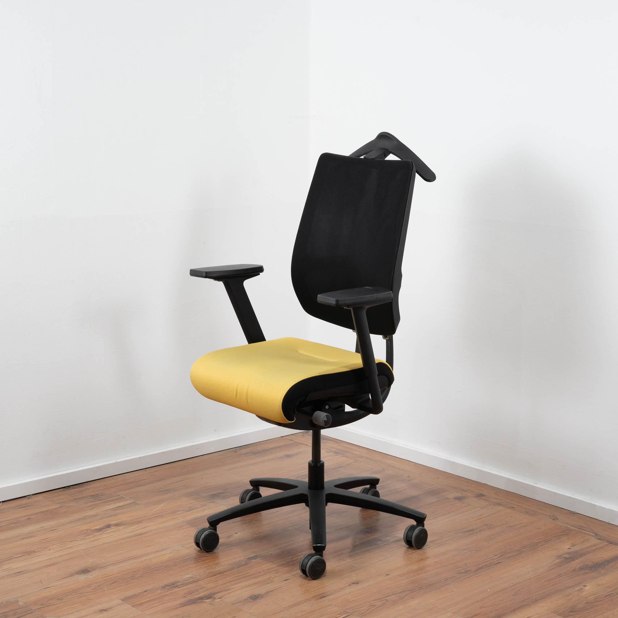 Sedus Bürodrehstuhl - Sitzpolster gelb mit Kleiderbügel - Gestell schwarz